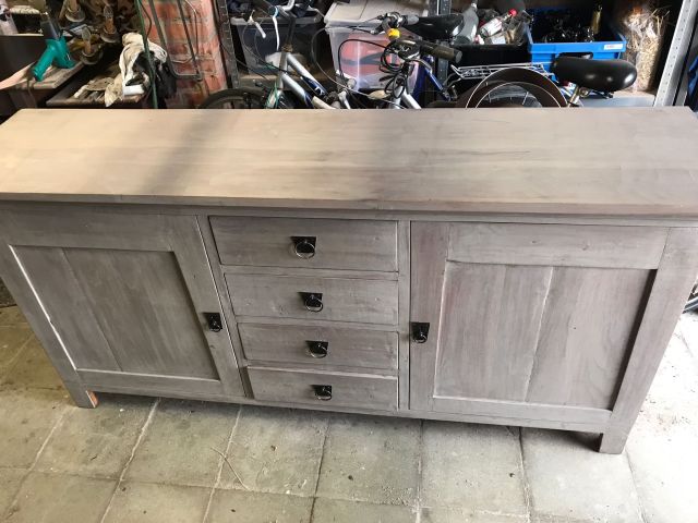 oude meubels opknappen met zwarte krijtverf in industriele stijl 23