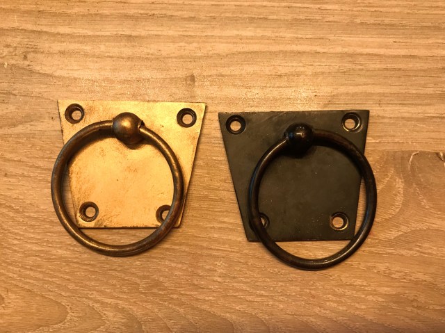 Oude meubels opknappen met zwarte krijtverf in industriele stijl handvaten goude gilding wax