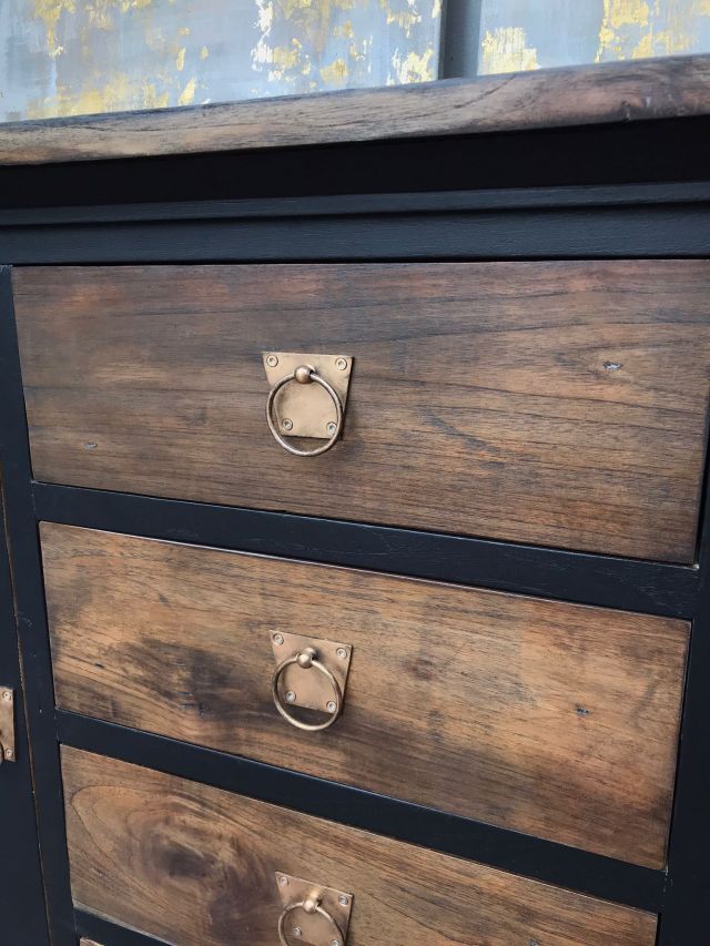 oude meubels opknappen met zwarte krijtverf in industriele stijl 23