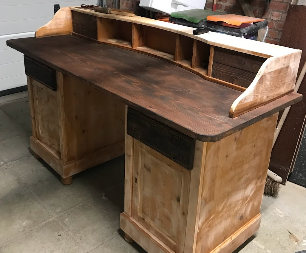 TIP: Een goed schuurmachine kan het werk al veel verlichten. Ik gebruik een orbital sander en begin met 60 grit en ga er vervolgens nog eens over met 120 grit. Stukken hout die ik niet ga verven maar behandel met een stain schuur ik nog eens met een 240 grit.