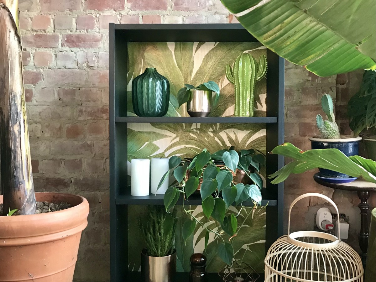 IKEA BILLY HACK: pimp je oude ikea kast met krijtverf en behangpapier in 3&nbsp;stappen