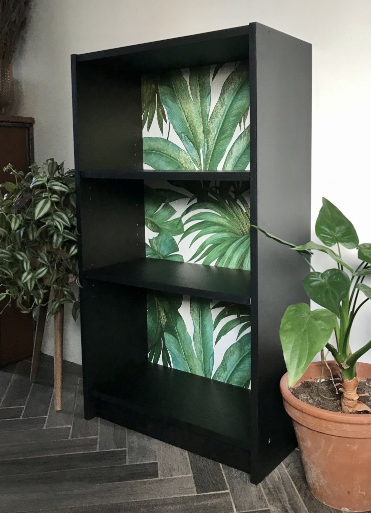 IKEA BILLY HACK pimp je oude ikea kast met krijtverf en behangpapier in 3 stappen