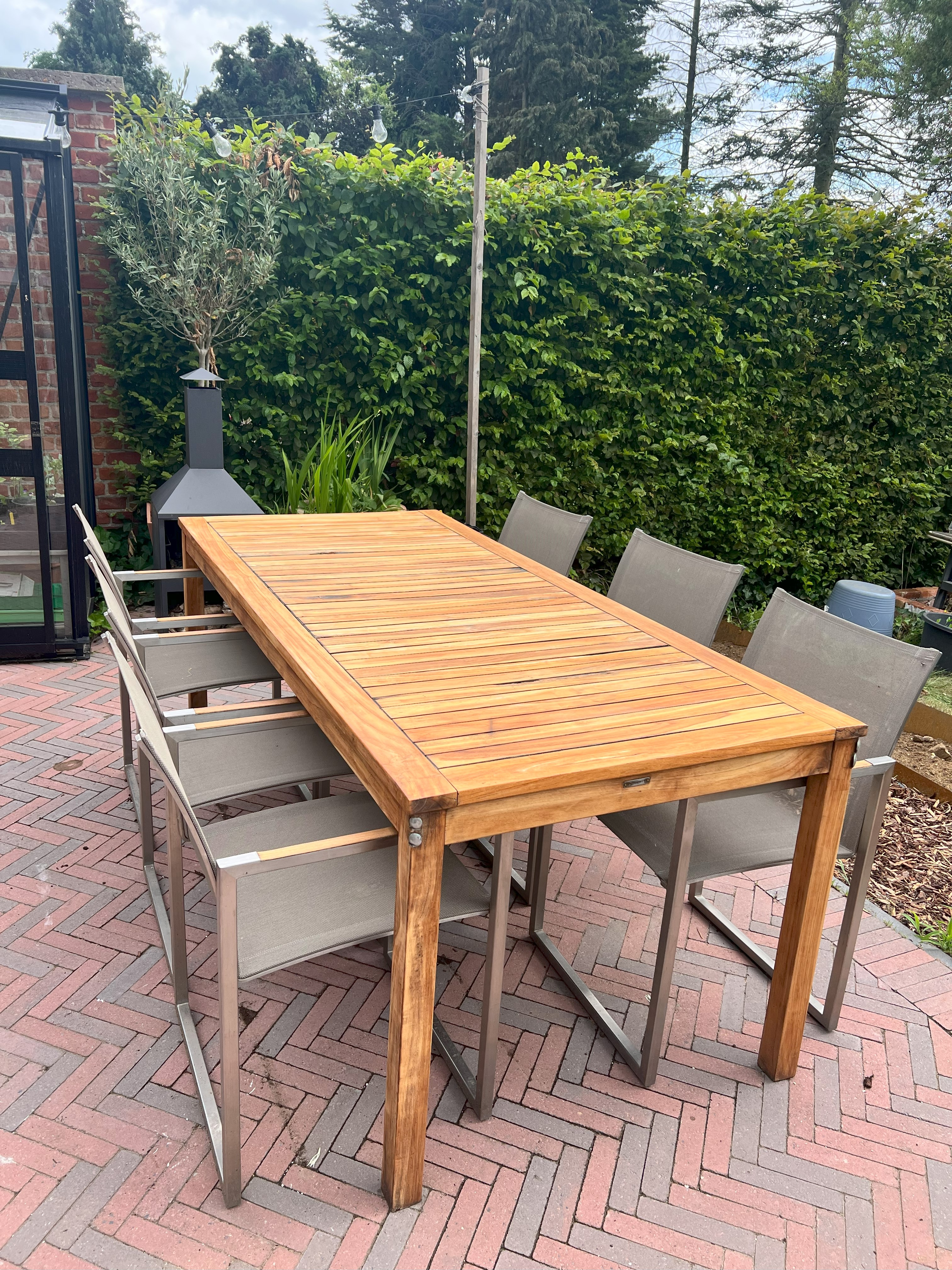 Hoe een oude teakhouten tuintafel schuren en opknappen Een stapsgewijze gids 9Hoe een oude teakhouten tuintafel schuren en opknappen Een stapsgewijze gids 9