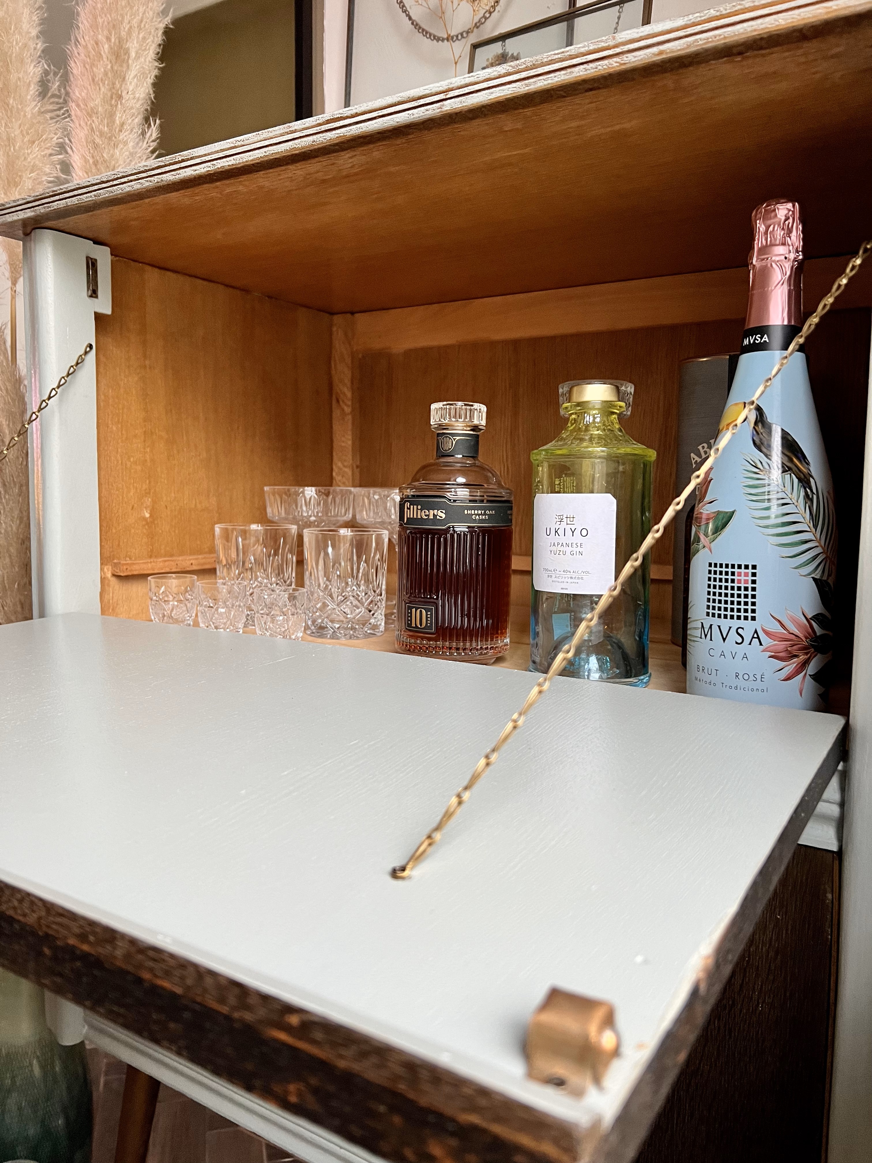 Van oud naar goud Hoe ik een vintage barkast een stijlvolle makeover gaf - Tips en inspiratie voor het opknappen van tweedehands meubels 7ssss