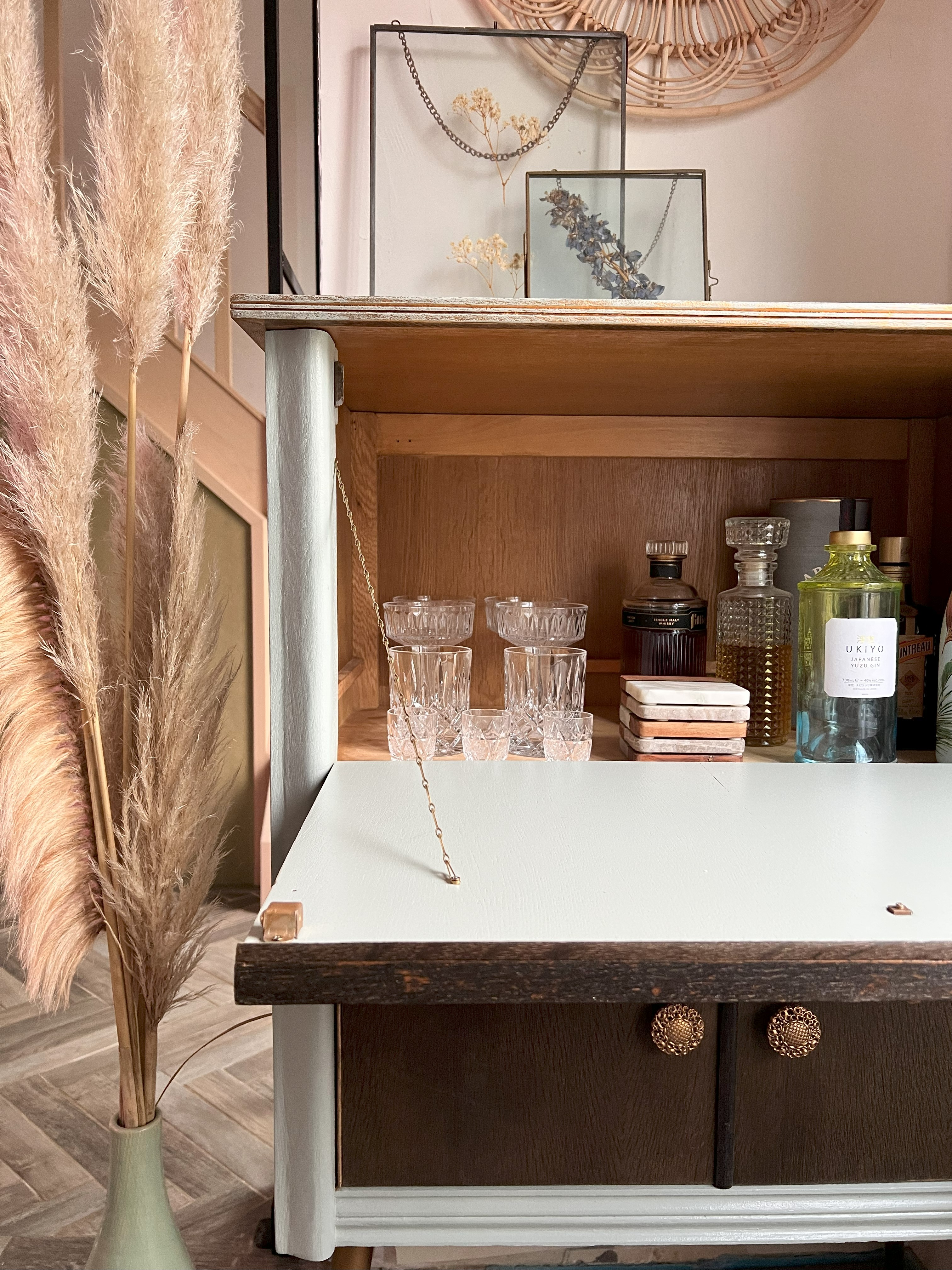 Van oud naar goud Hoe ik een vintage barkast een stijlvolle makeover gaf - Tips en inspiratie voor het opknappen van tweedehands meubels 7