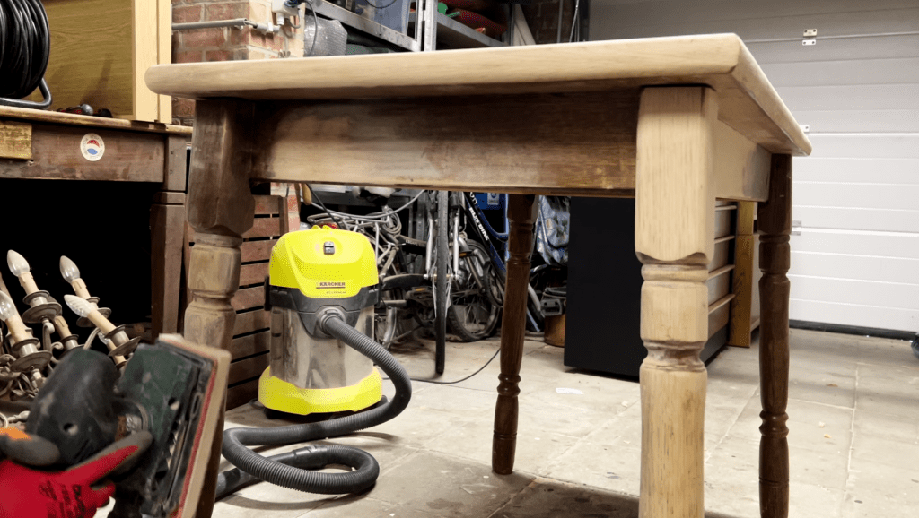 Oude houten gelakte tafel opknappen, landelijke eetafel, rustieke eettafel, tafel opknappen, hout tafeltje opknappen, farmhouse tafel. 17