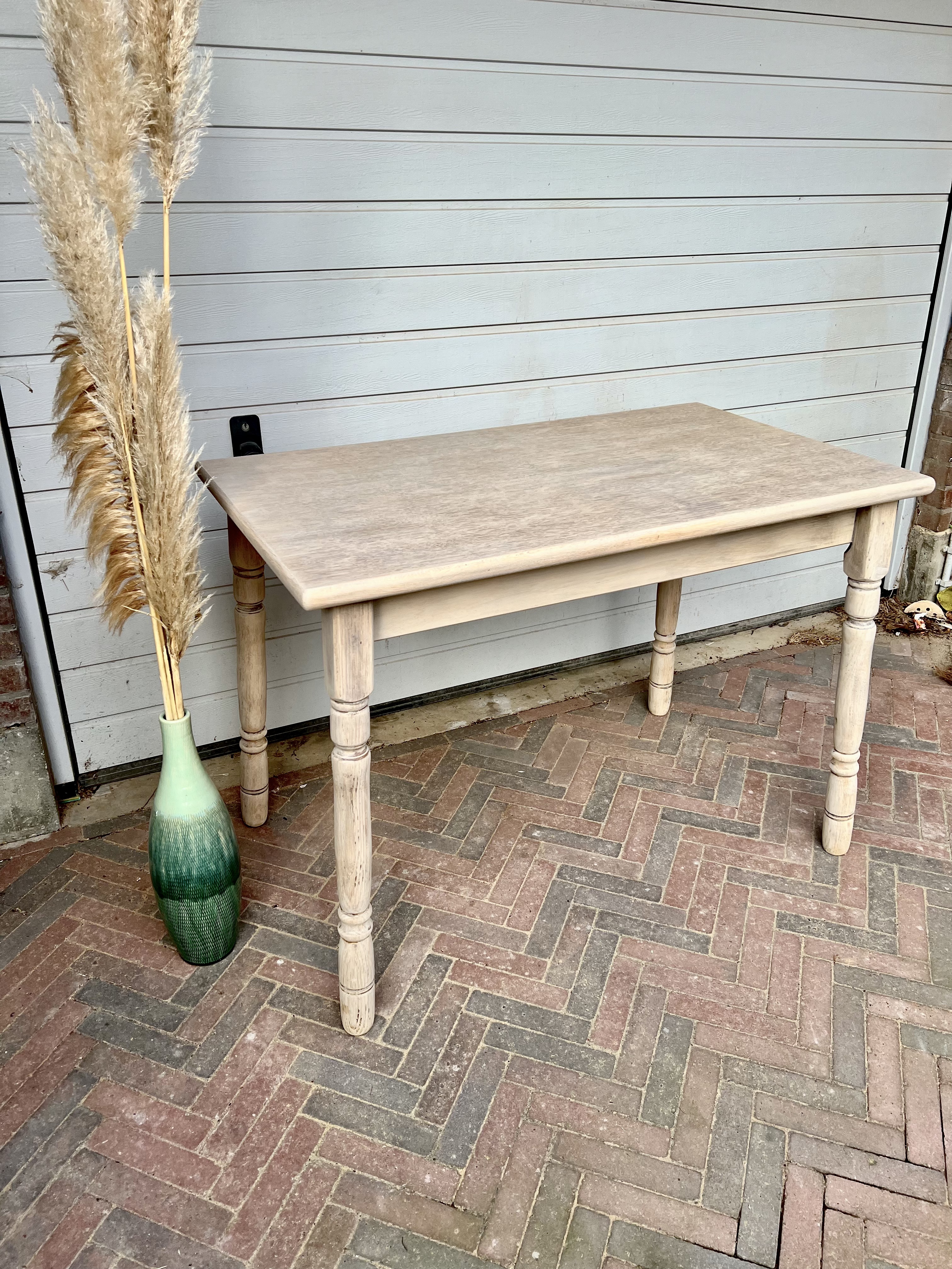 Oude houten gelakte tafel opknappen, landelijke eetafel, rustieke eettafel, tafel opknappen, hout tafeltje opknappen, farmhouse tafel. 2 43