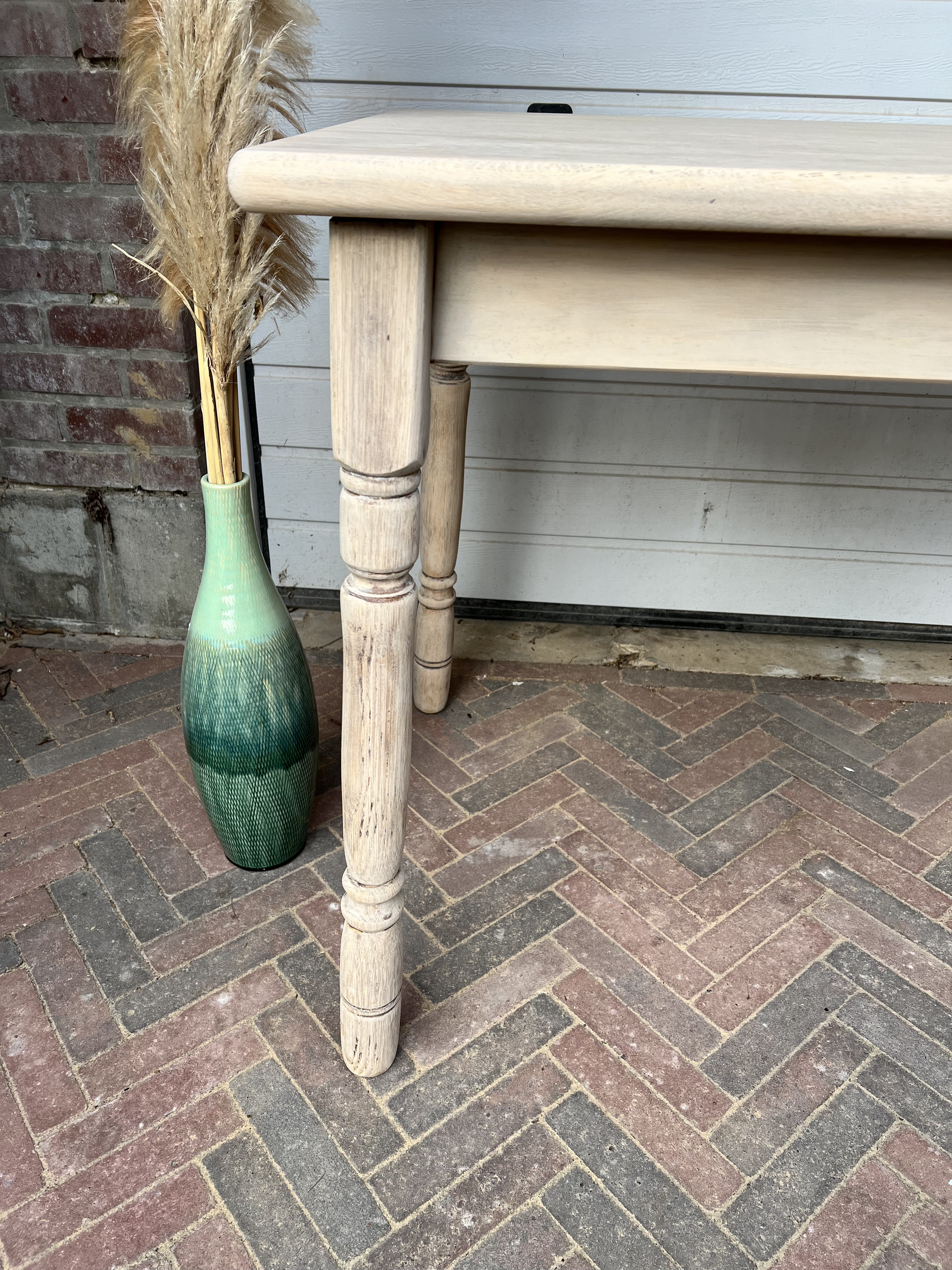 Oude houten gelakte tafel opknappen, landelijke eetafel, rustieke eettafel, tafel opknappen, hout tafeltje opknappen, farmhouse tafel. 2 43