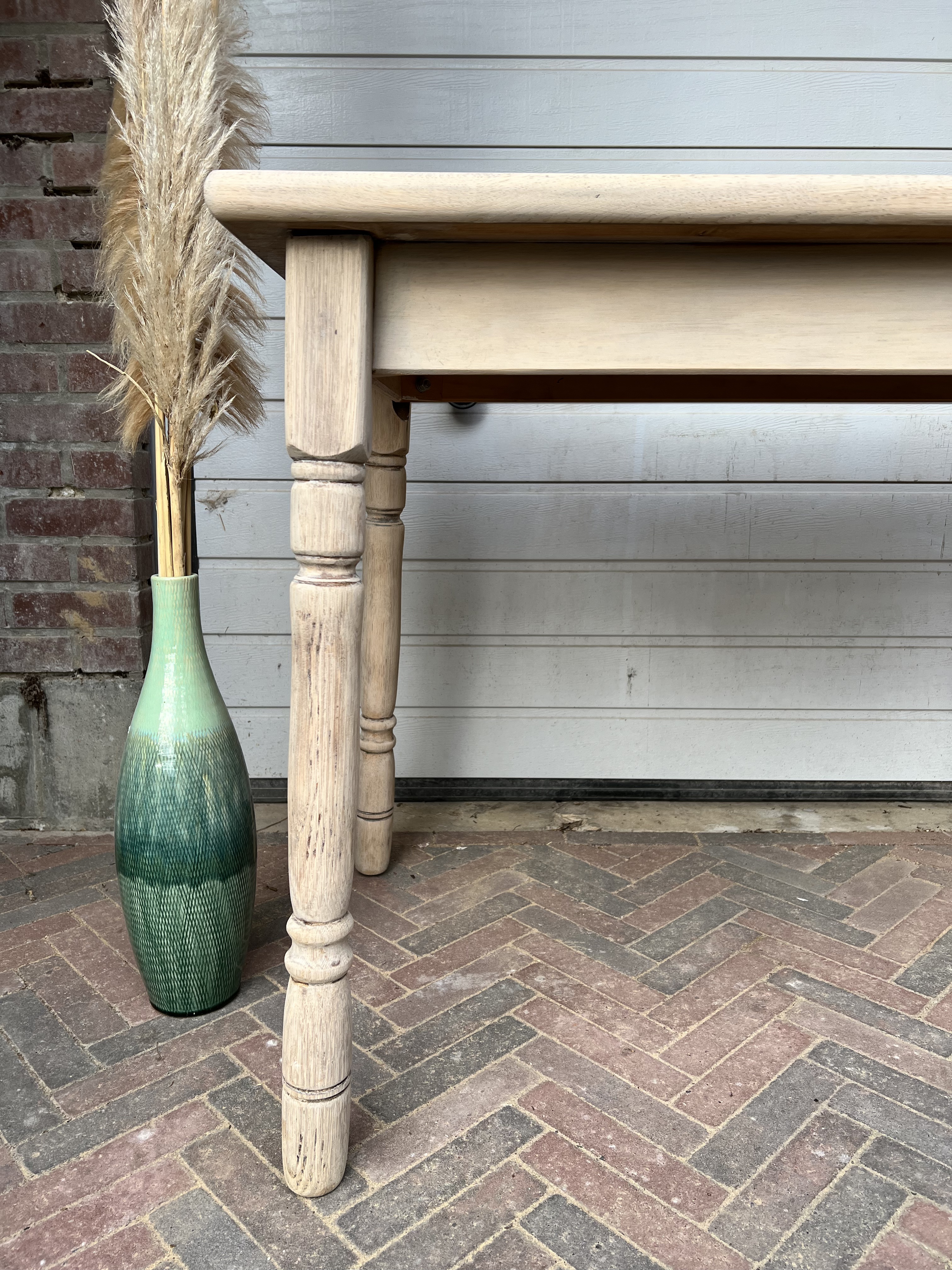 Oude houten gelakte tafel opknappen, landelijke eetafel, rustieke eettafel, tafel opknappen, hout tafeltje opknappen, farmhouse tafel. 2 43