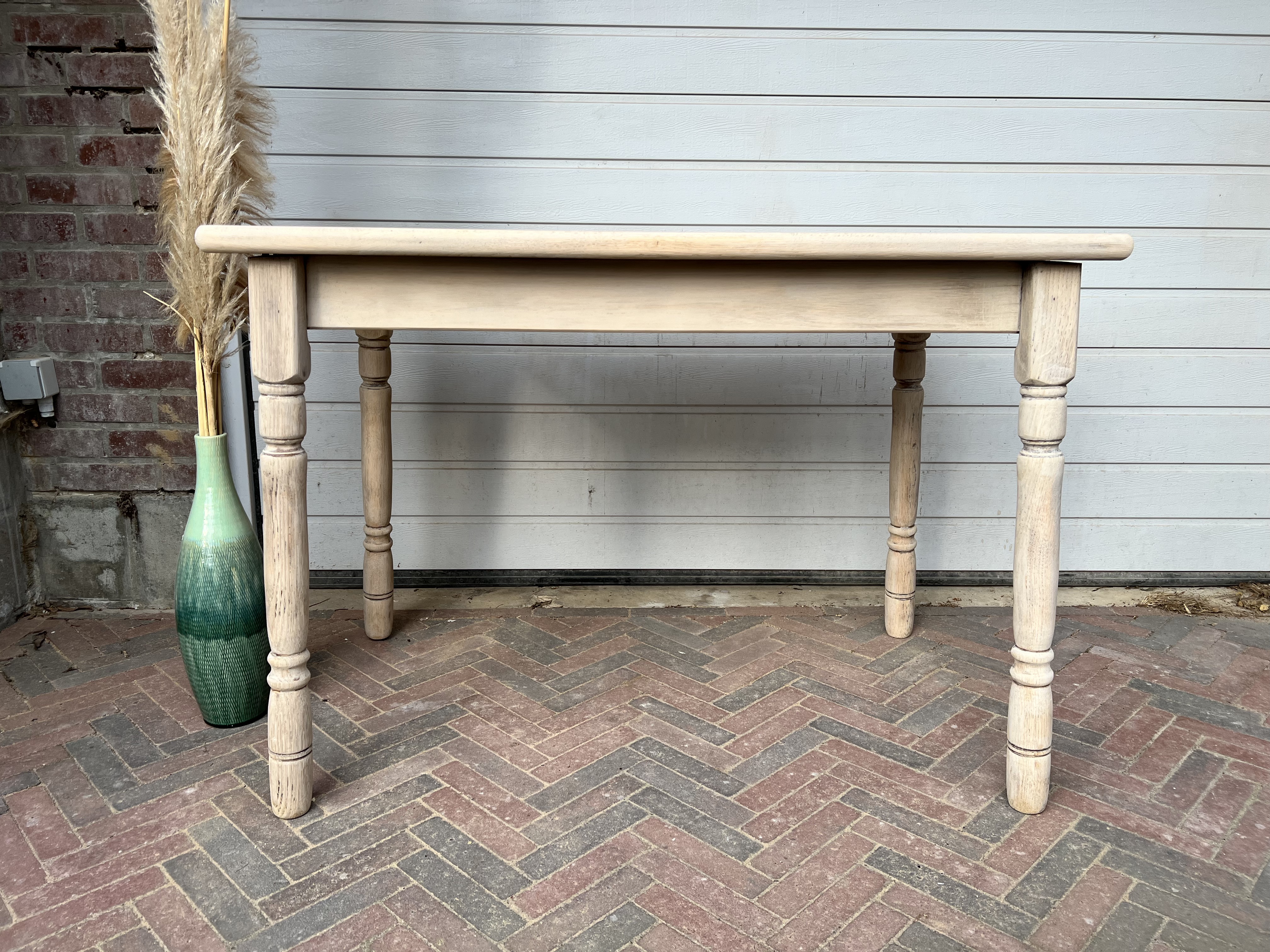 Oude houten gelakte tafel opknappen, landelijke eetafel, rustieke eettafel, tafel opknappen, hout tafeltje opknappen, farmhouse tafel. 2 43