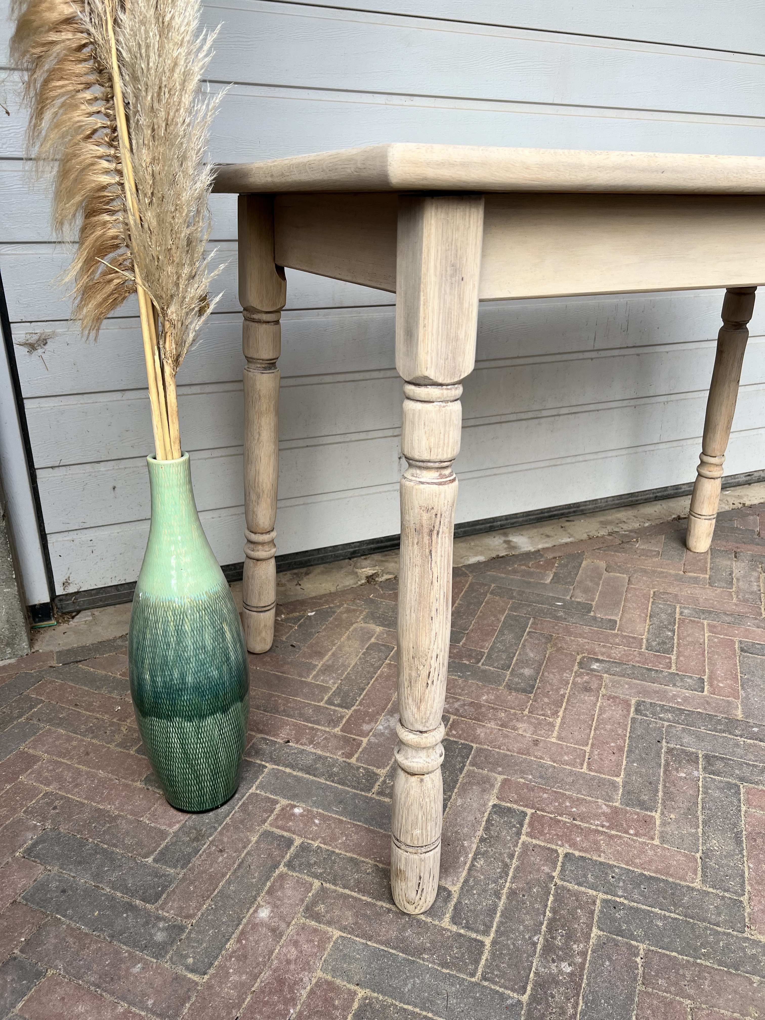 Oude houten gelakte tafel opknappen, landelijke eetafel, rustieke eettafel, tafel opknappen, hout tafeltje opknappen, farmhouse tafel. 2 43