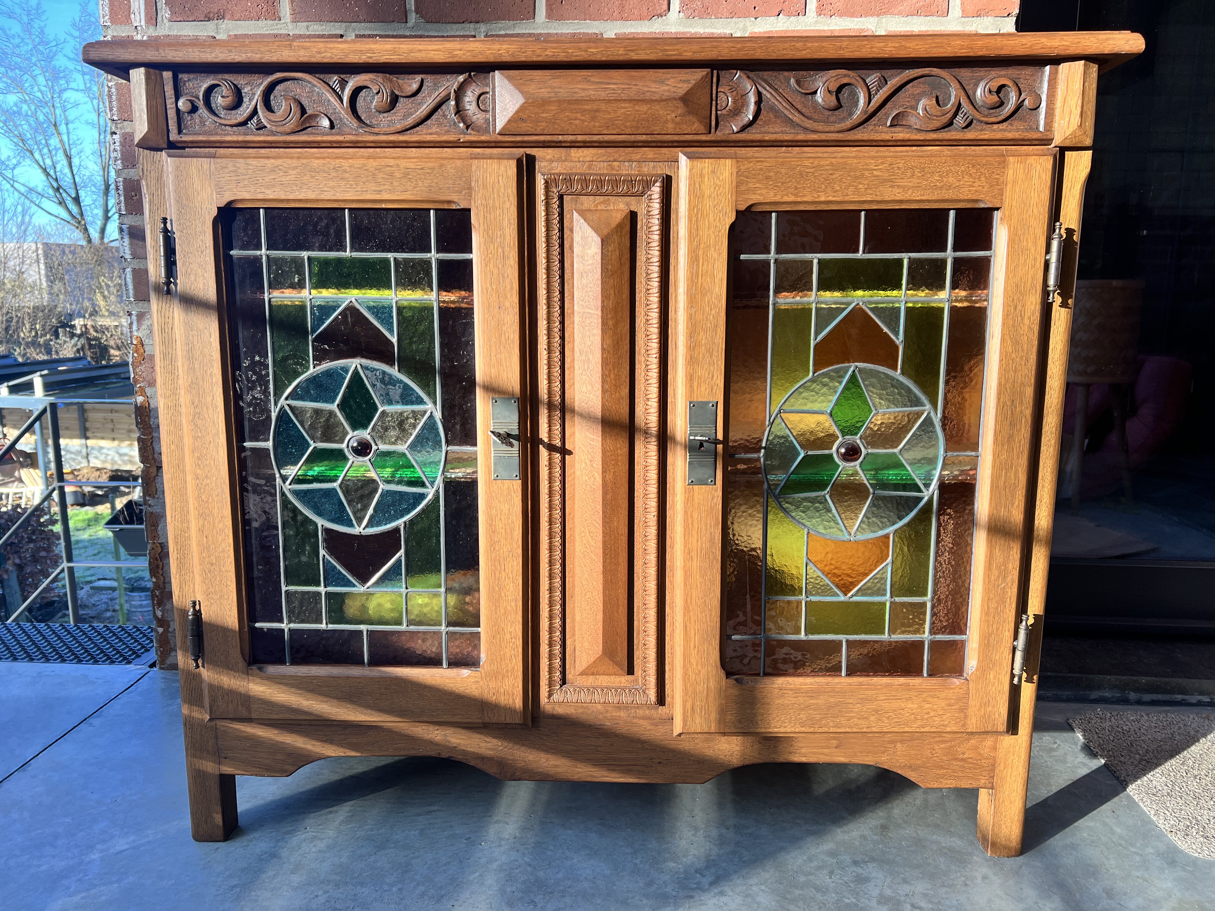 Oude glazen vitrinekast opknappen, kastje met glas in lood deurtjes, oud kastje opknappen, oude kast pimpen, oude kast voor en na, oude kast pimpen 1 2