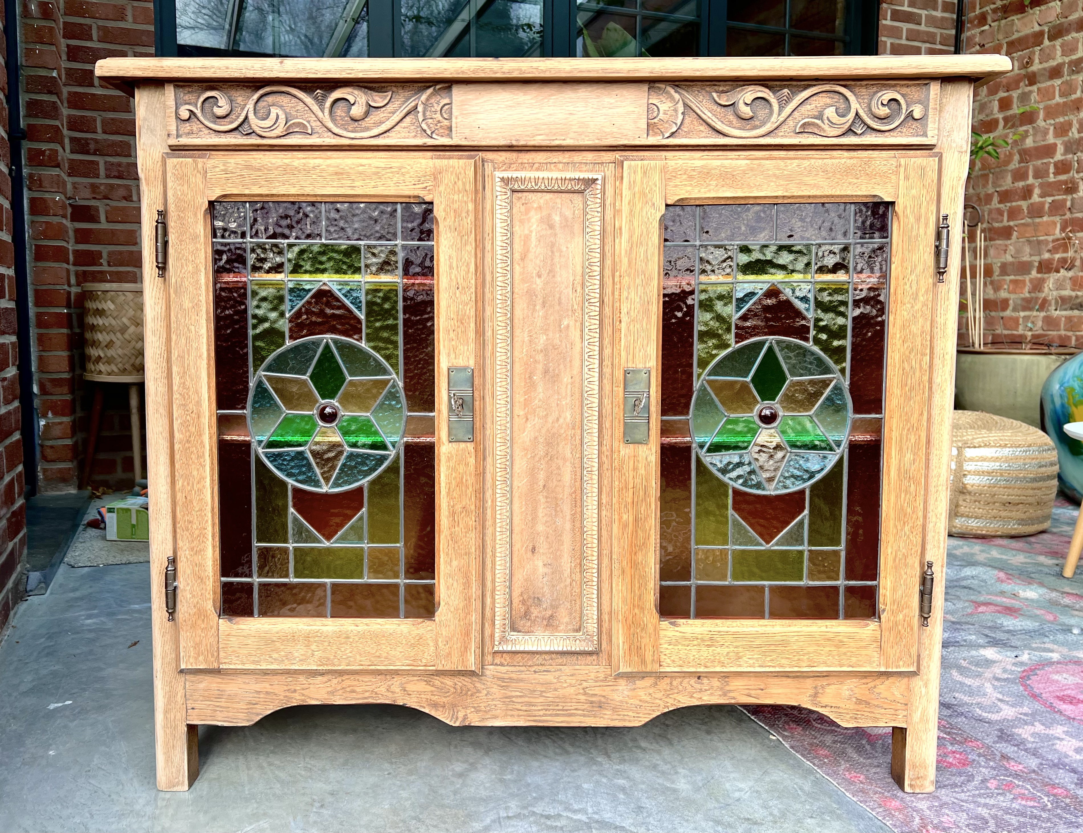 Oude glazen vitrinekast opknappen, kastje met glas in lood deurtjes, oud kastje opknappen, oude kast pimpen, oude kast voor en na, oude kast pimpen 1 2