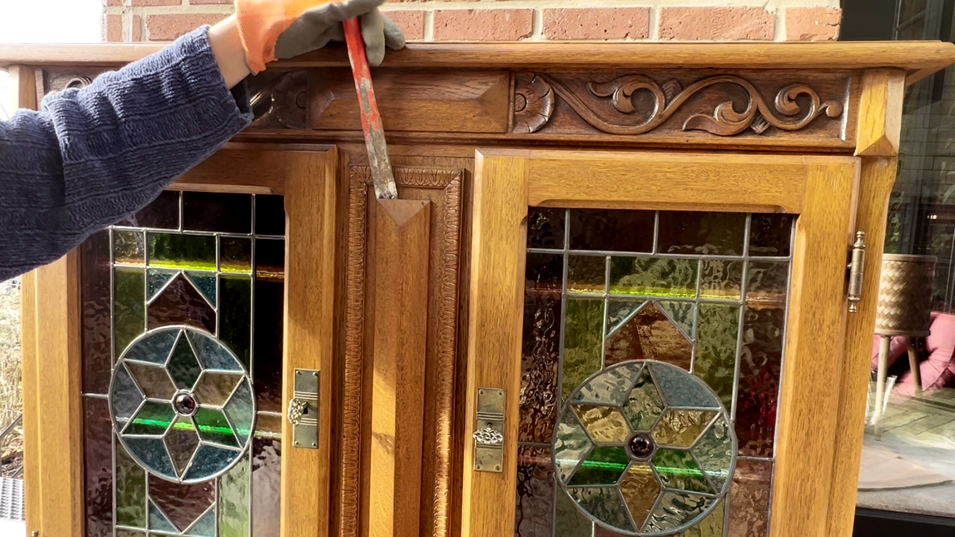 Oude glazen vitrinekast opknappen, kastje met glas in lood deurtjes, oud kastje opknappen, oude kast pimpen, oude kast voor en na, oude kast pimpen 1