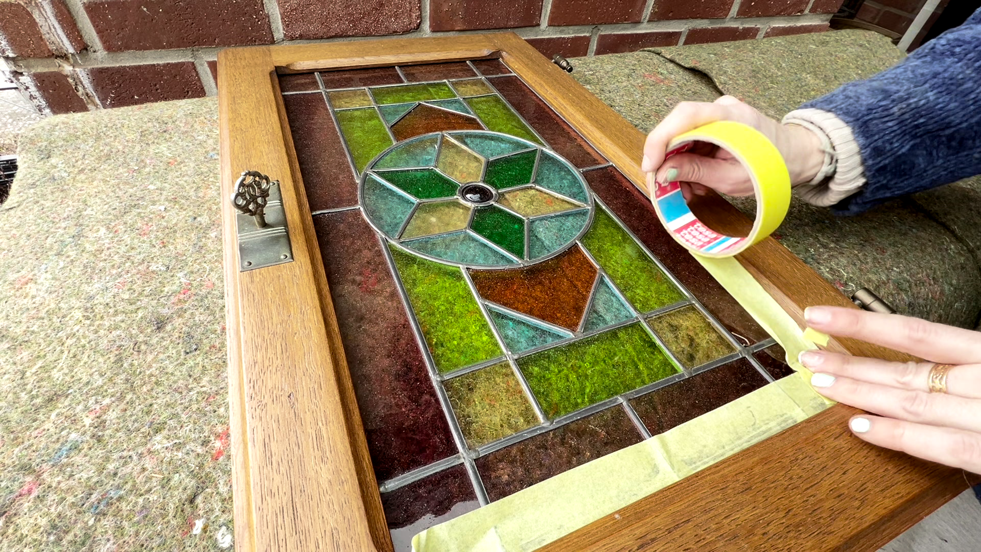 Oude glazen vitrinekast opknappen, kastje met glas in lood deurtjes, oud kastje opknappen, oude kast pimpen, oude kast voor en na, oude kast pimpen 16