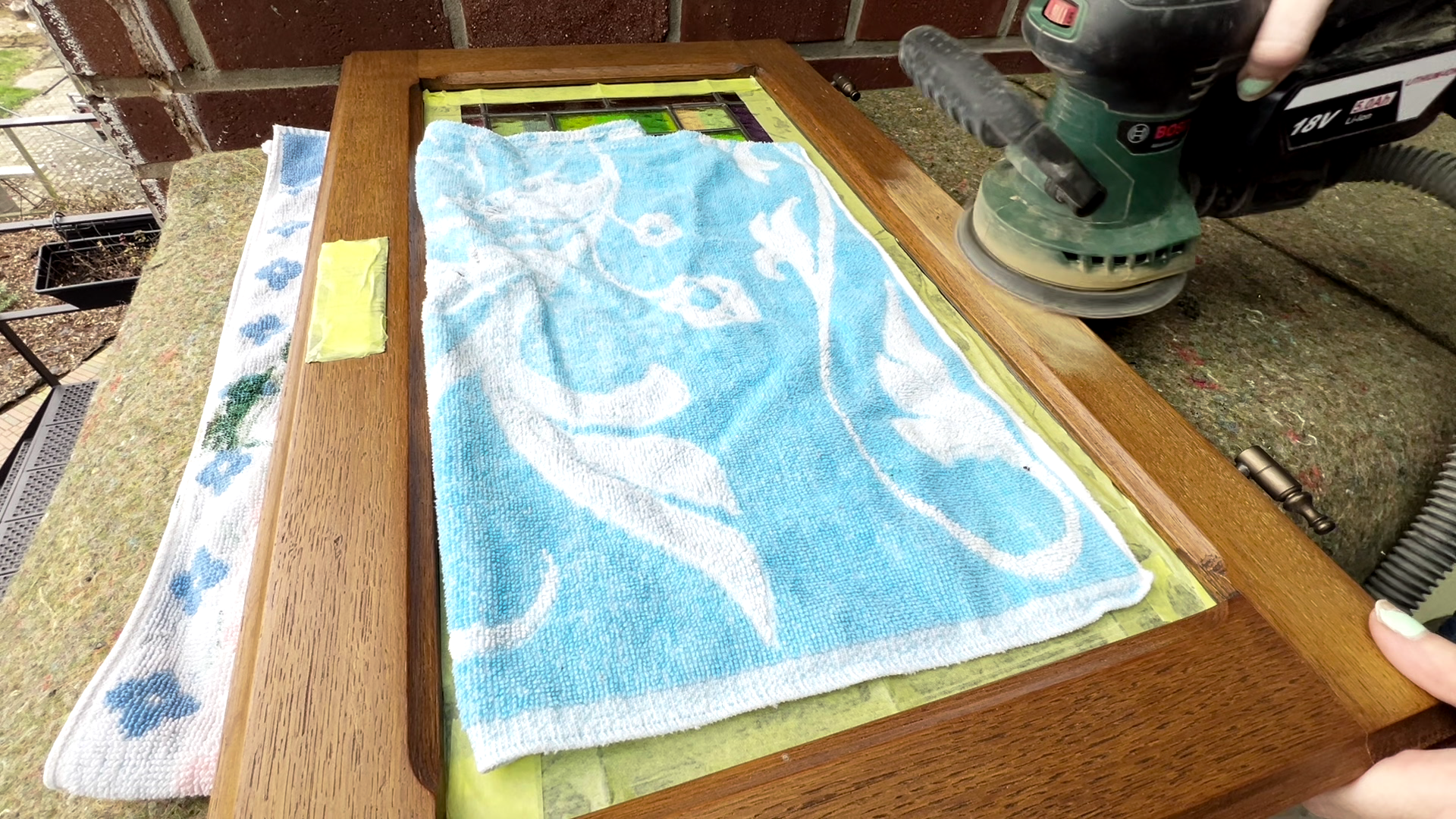 Oude glazen vitrinekast opknappen, kastje met glas in lood deurtjes, oud kastje opknappen, oude kast pimpen, oude kast voor en na, oude kast pimpen 16