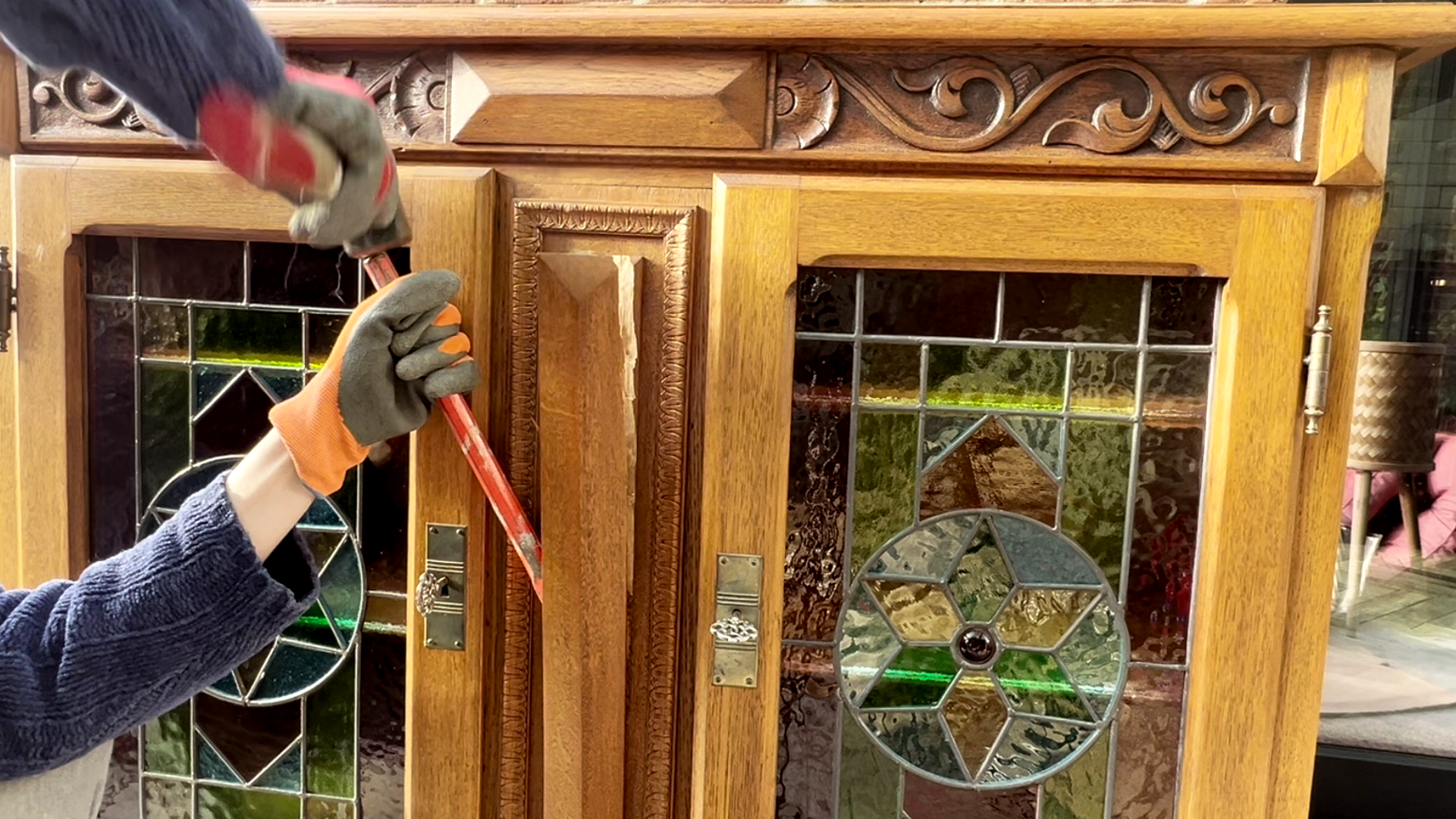 Oude glazen vitrinekast opknappen, kastje met glas in lood deurtjes, oud kastje opknappen, oude kast pimpen, oude kast voor en na, oude kast pimpen 2