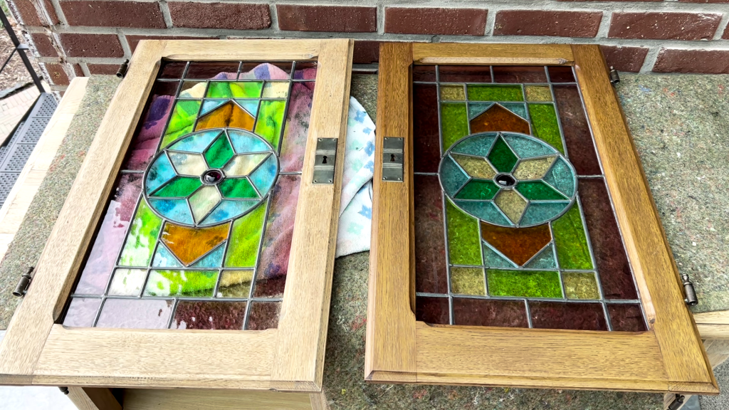 Oude glazen vitrinekast opknappen, kastje met glas in lood deurtjes, oud kastje opknappen, oude kast pimpen, oude kast voor en na, oude kast pimpen 22