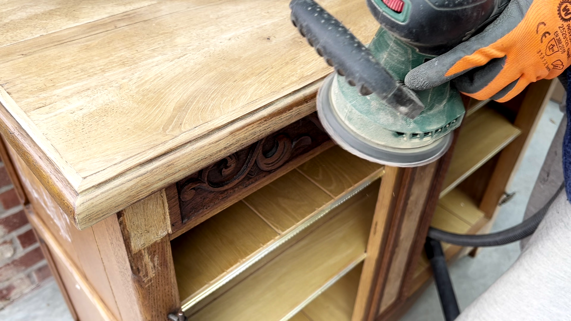 Oude glazen vitrinekast opknappen, kastje met glas in lood deurtjes, oud kastje opknappen, oude kast pimpen, oude kast voor en na, oude kast pimpen 14