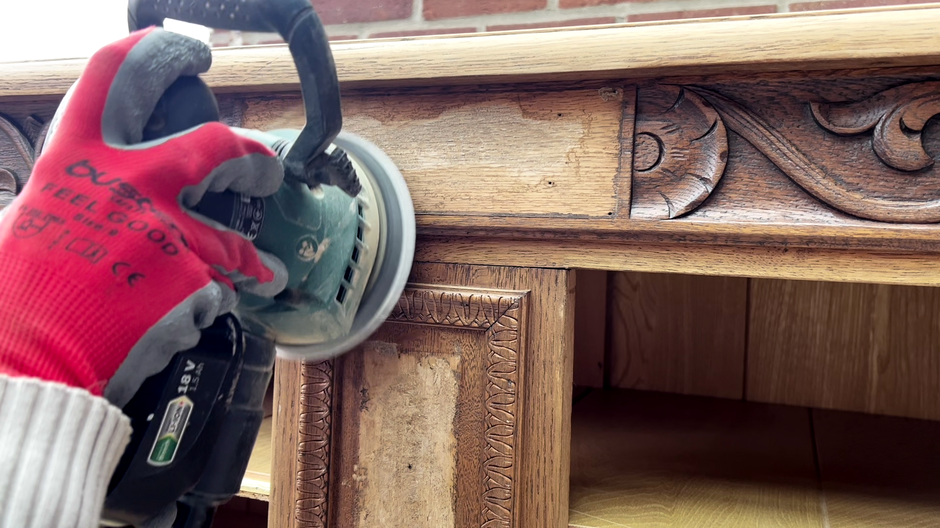 Oude glazen vitrinekast opknappen, kastje met glas in lood deurtjes, oud kastje opknappen, oude kast pimpen, oude kast voor en na, oude kast pimpen 14