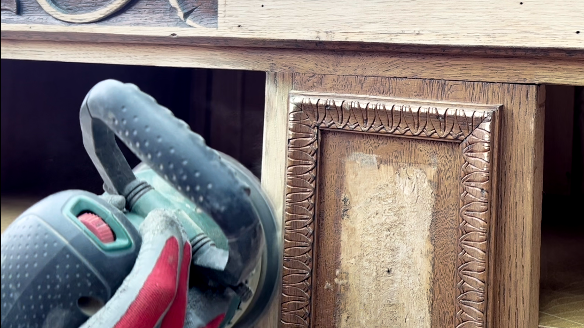 Oude glazen vitrinekast opknappen, kastje met glas in lood deurtjes, oud kastje opknappen, oude kast pimpen, oude kast voor en na, oude kast pimpen 14