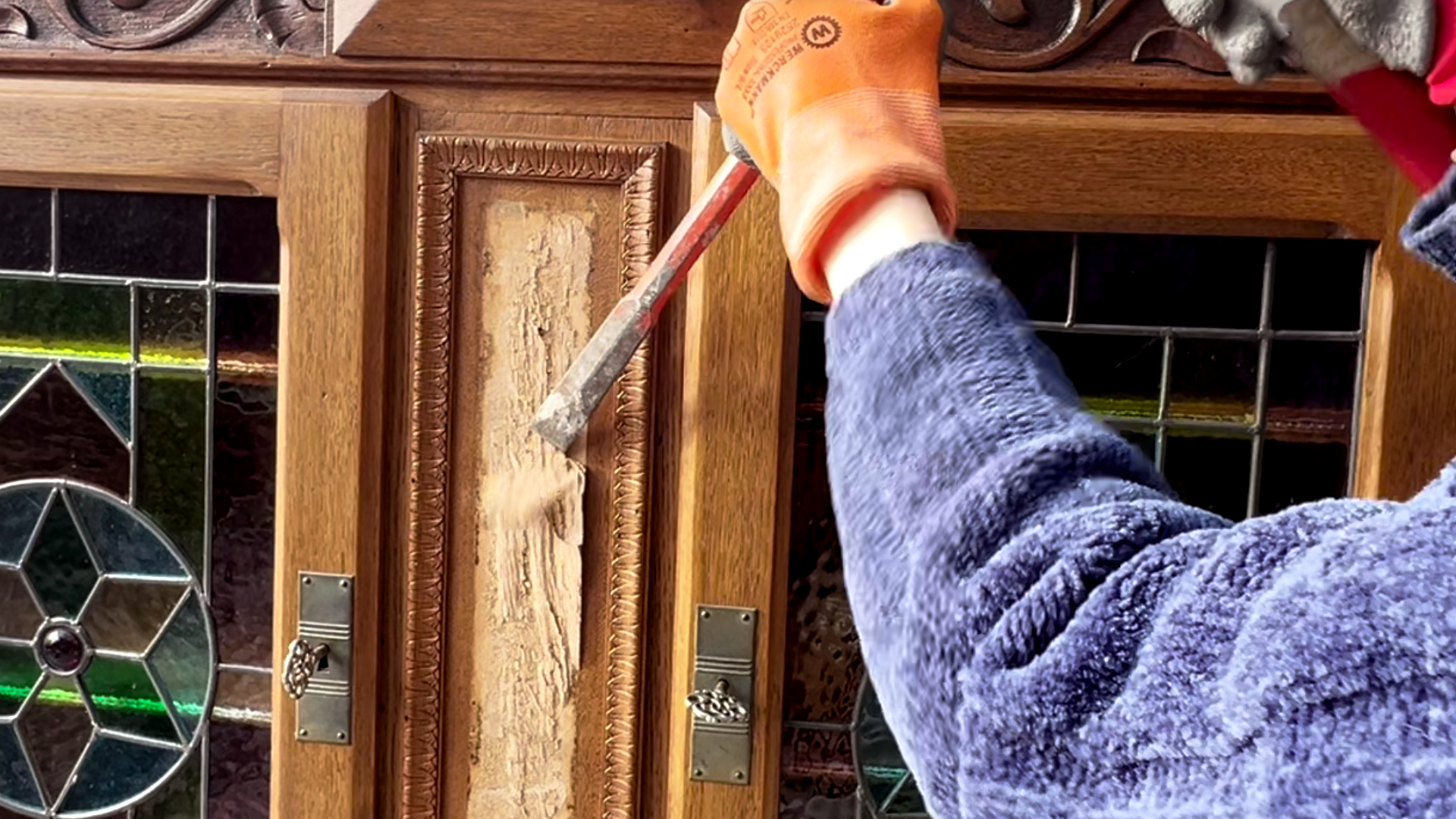 Oude glazen vitrinekast opknappen, kastje met glas in lood deurtjes, oud kastje opknappen, oude kast pimpen, oude kast voor en na, oude kast pimpen 4