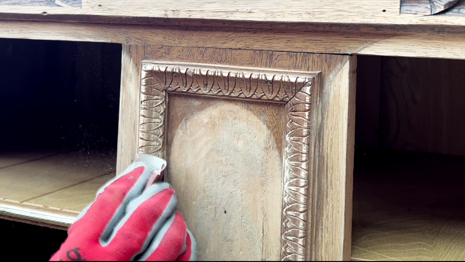 Oude glazen vitrinekast opknappen, kastje met glas in lood deurtjes, oud kastje opknappen, oude kast pimpen, oude kast voor en na, oude kast pimpen 32