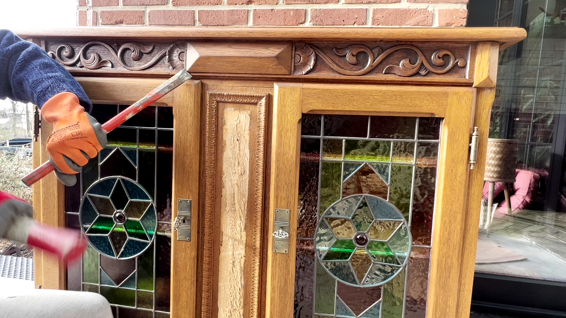 Oude glazen vitrinekast opknappen, kastje met glas in lood deurtjes, oud kastje opknappen, oude kast pimpen, oude kast voor en na, oude kast pimpen 4