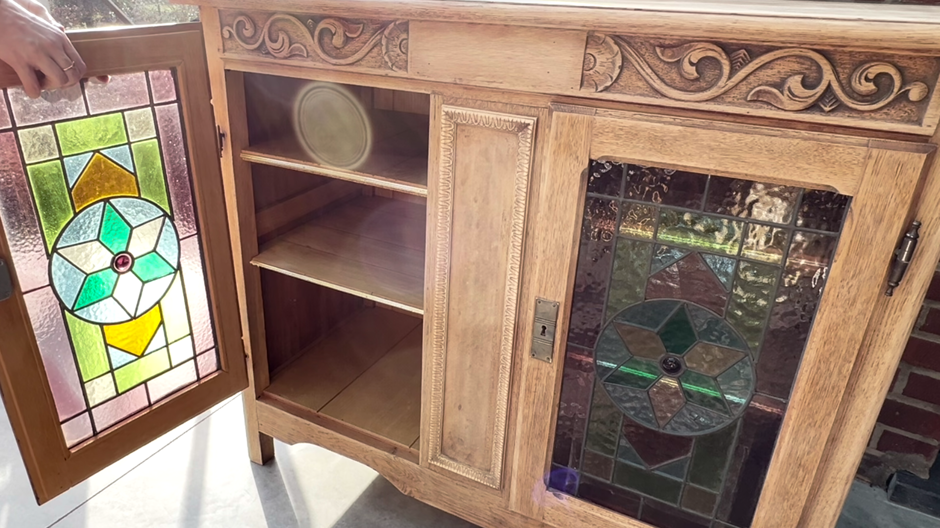 Oude glazen vitrinekast opknappen, kastje met glas in lood deurtjes, oud kastje opknappen, oude kast pimpen, oude kast voor en na, oude kast pimpen 41