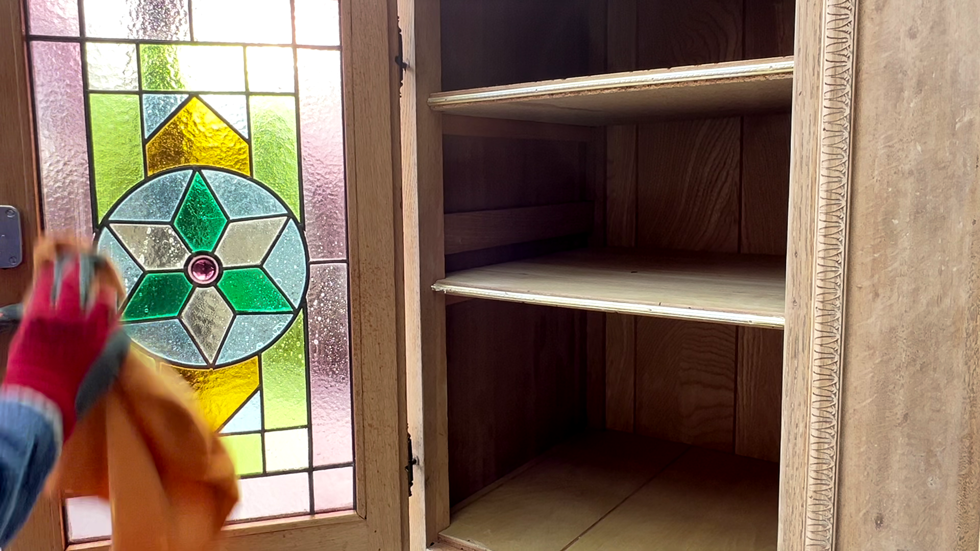 Oude glazen vitrinekast opknappen, kastje met glas in lood deurtjes, oud kastje opknappen, oude kast pimpen, oude kast voor en na, oude kast pimpen 41