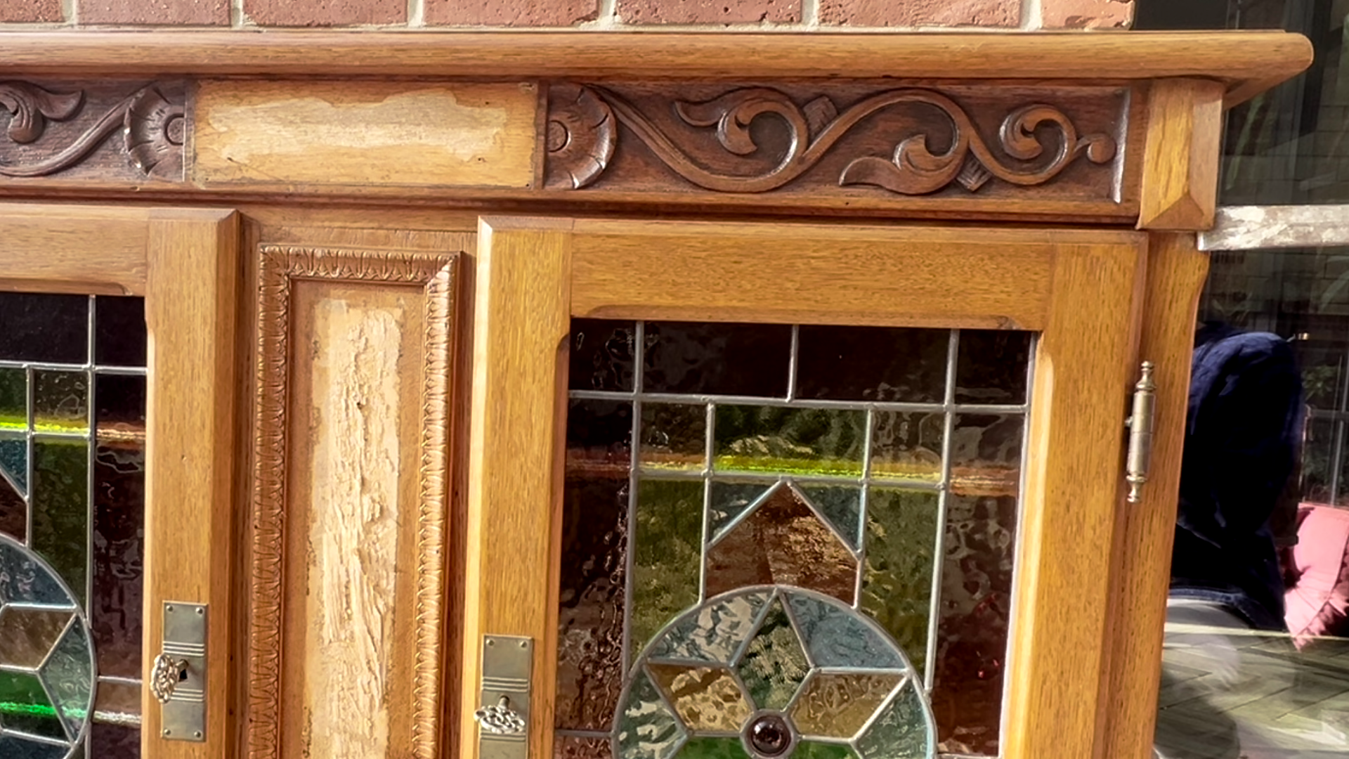 Oude glazen vitrinekast opknappen, kastje met glas in lood deurtjes, oud kastje opknappen, oude kast pimpen, oude kast voor en na, oude kast pimpen 4