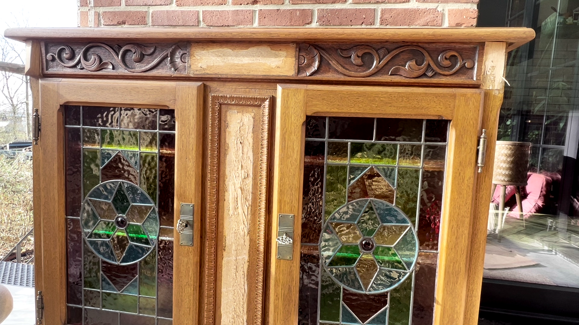 Oude glazen vitrinekast opknappen, kastje met glas in lood deurtjes, oud kastje opknappen, oude kast pimpen, oude kast voor en na, oude kast pimpen 4