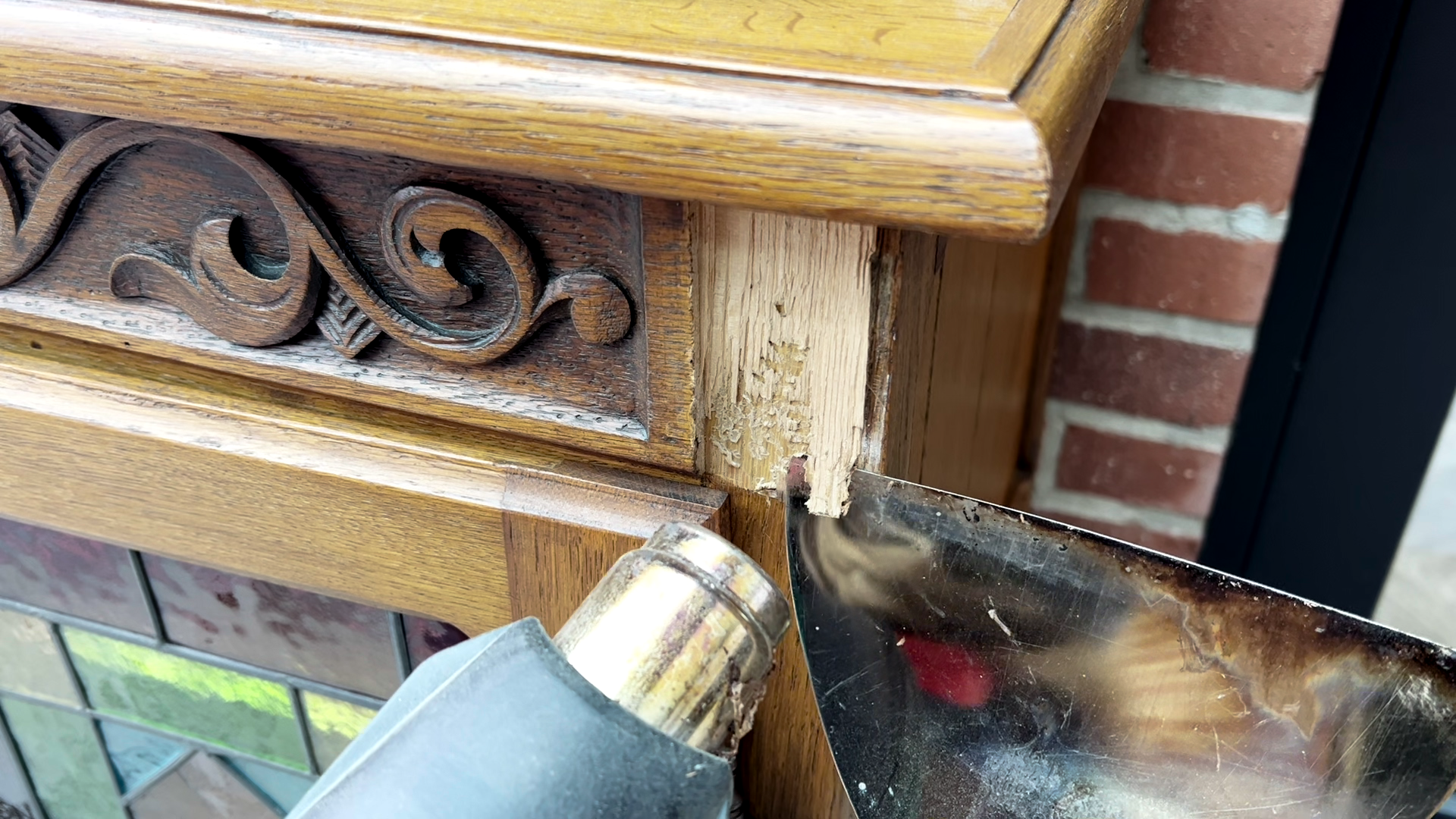 Oude glazen vitrinekast opknappen, kastje met glas in lood deurtjes, oud kastje opknappen, oude kast pimpen, oude kast voor en na, oude kast pimpen 7