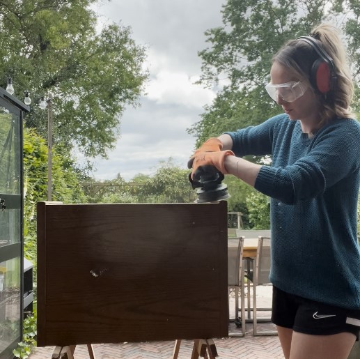 Hoe je een nachtkastje opknapt met roze verf stappenplan en tips, oud nachtkastje opknappen, nachtkastje verven, meubels roze verven, DIY nachtkastje, nachtkastje restylen, roze verf 11