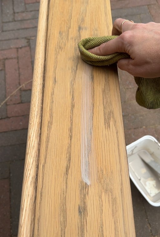 Hoe je een nachtkastje opknapt met roze verf stappenplan en tips, oud nachtkastje opknappen, nachtkastje verven, meubels roze verven, DIY nachtkastje, nachtkastje restylen, roze verf 14