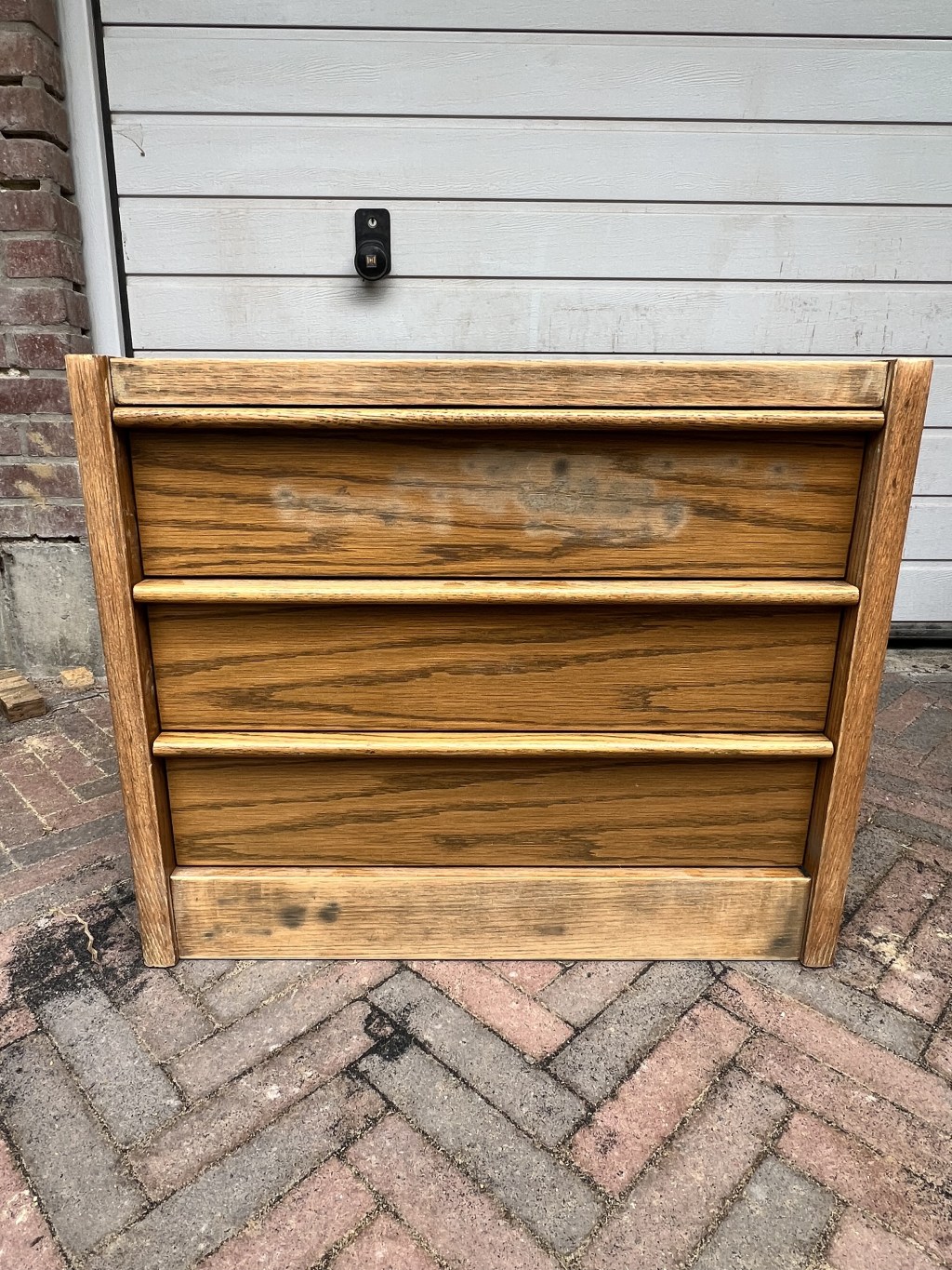 Hoe je een nachtkastje opknapt met roze verf stappenplan en tips, oud nachtkastje opknappen, nachtkastje verven, meubels roze verven, DIY nachtkastje, nachtkastje restylen, roze verf 2