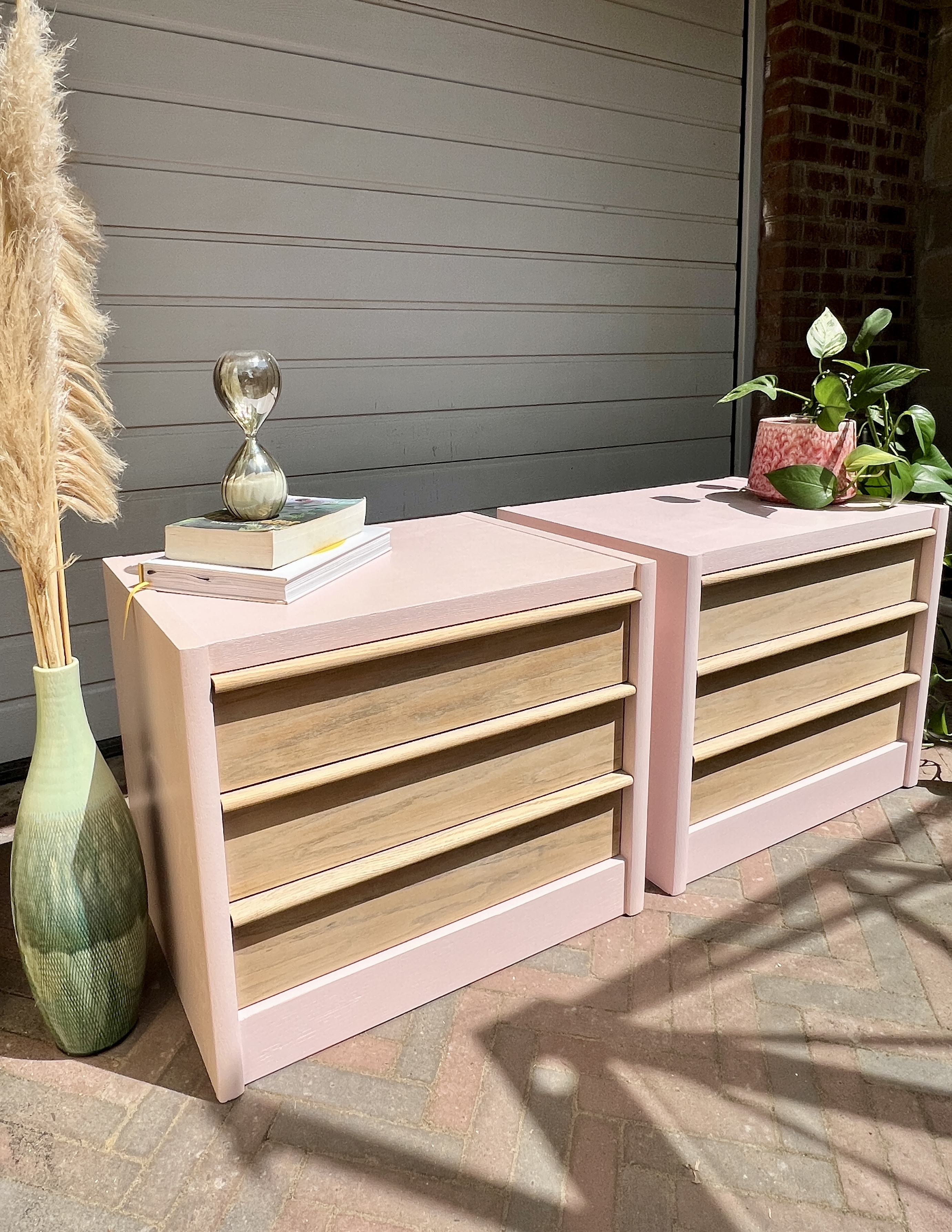 Hoe je een nachtkastje opknapt met roze verf stappenplan en tips, oud nachtkastje opknappen, nachtkastje verven, meubels roze verven, DIY nachtkastje, nachtkastje restylen, roze verf 4