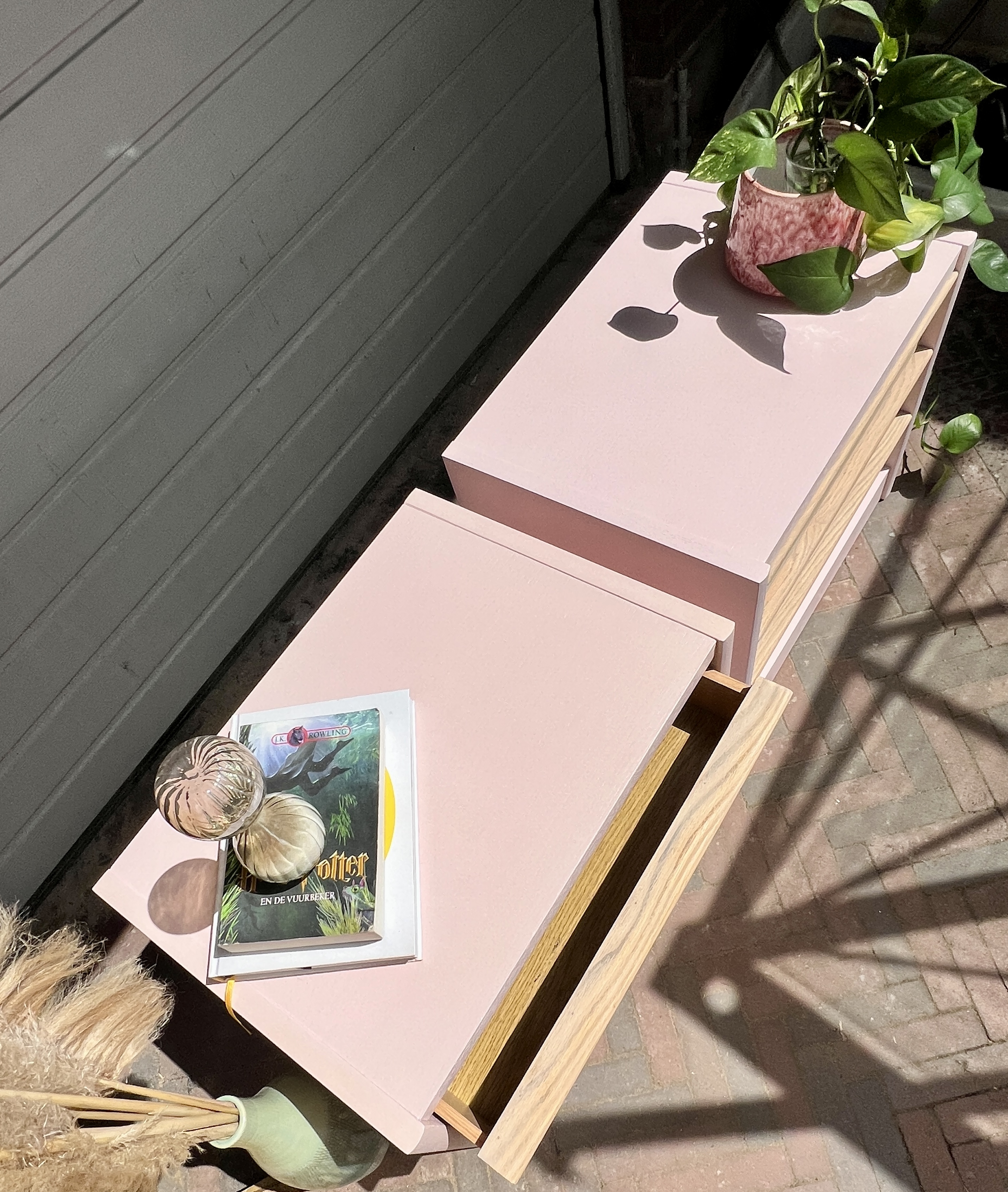 Hoe je een nachtkastje opknapt met roze verf stappenplan en tips, oud nachtkastje opknappen, nachtkastje verven, meubels roze verven, DIY nachtkastje, nachtkastje restylen, roze verf 4