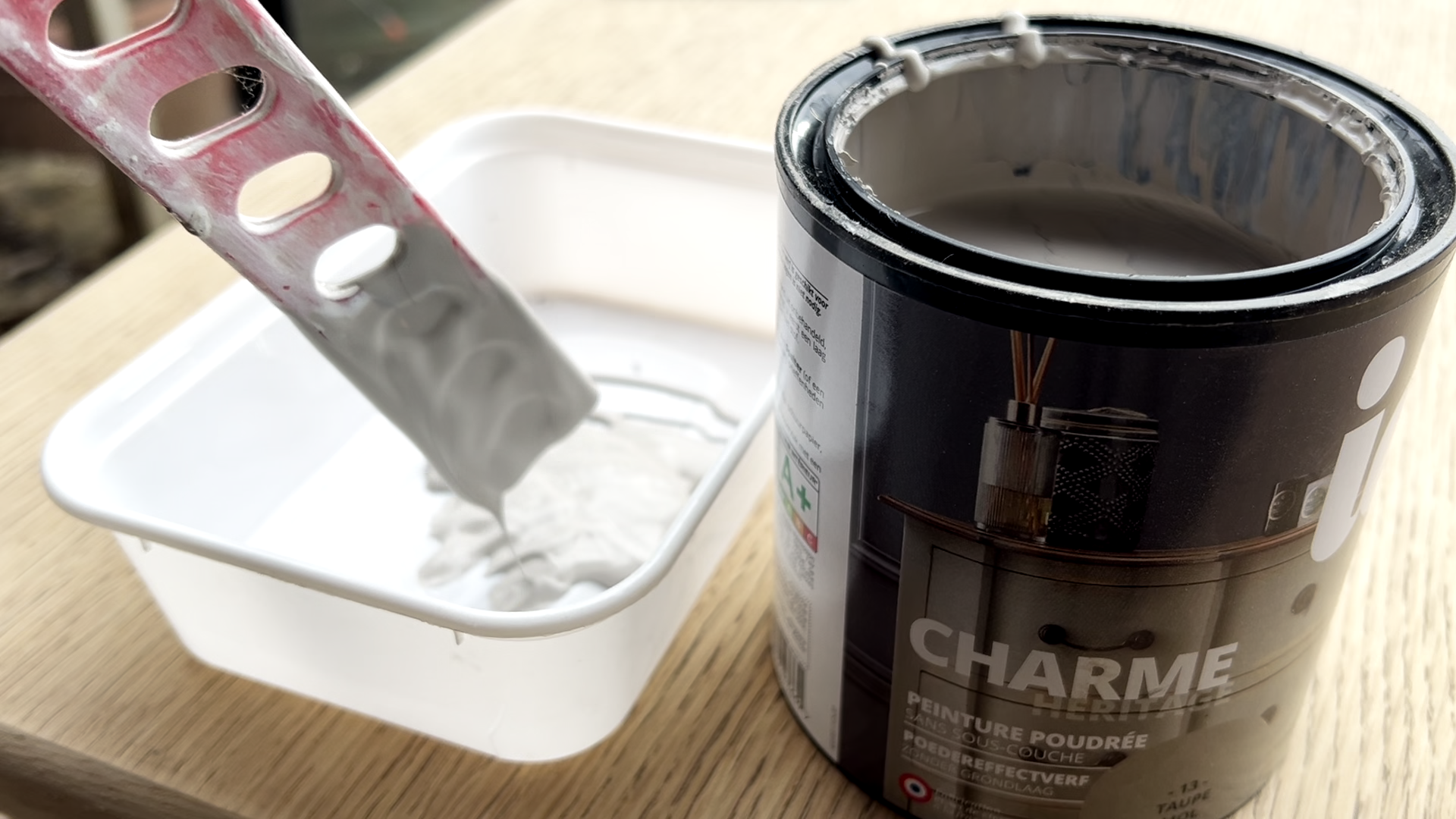 Hoe je een nachtkastje opknapt met roze verf stappenplan en tips, oud nachtkastje opknappen, nachtkastje verven, meubels roze verven, DIY nachtkastje, nachtkastje restylen, roze verf 16