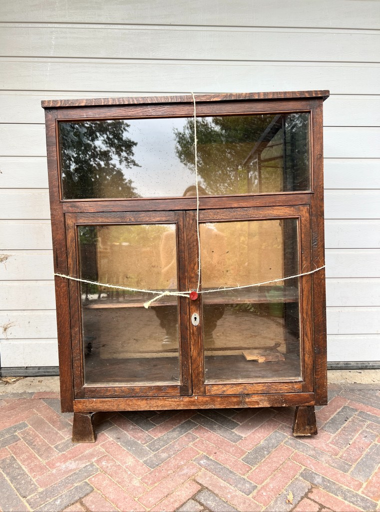 vintage-vitrinekast-make-over-van-tweedehands-naar-uniek-vintage.jpg