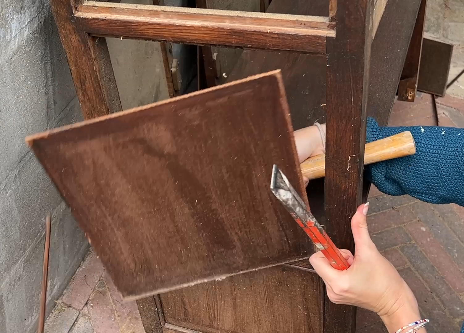 Vintage Vitrinekast Make-over Van tweedehands naar unieke vintage barkast (8)