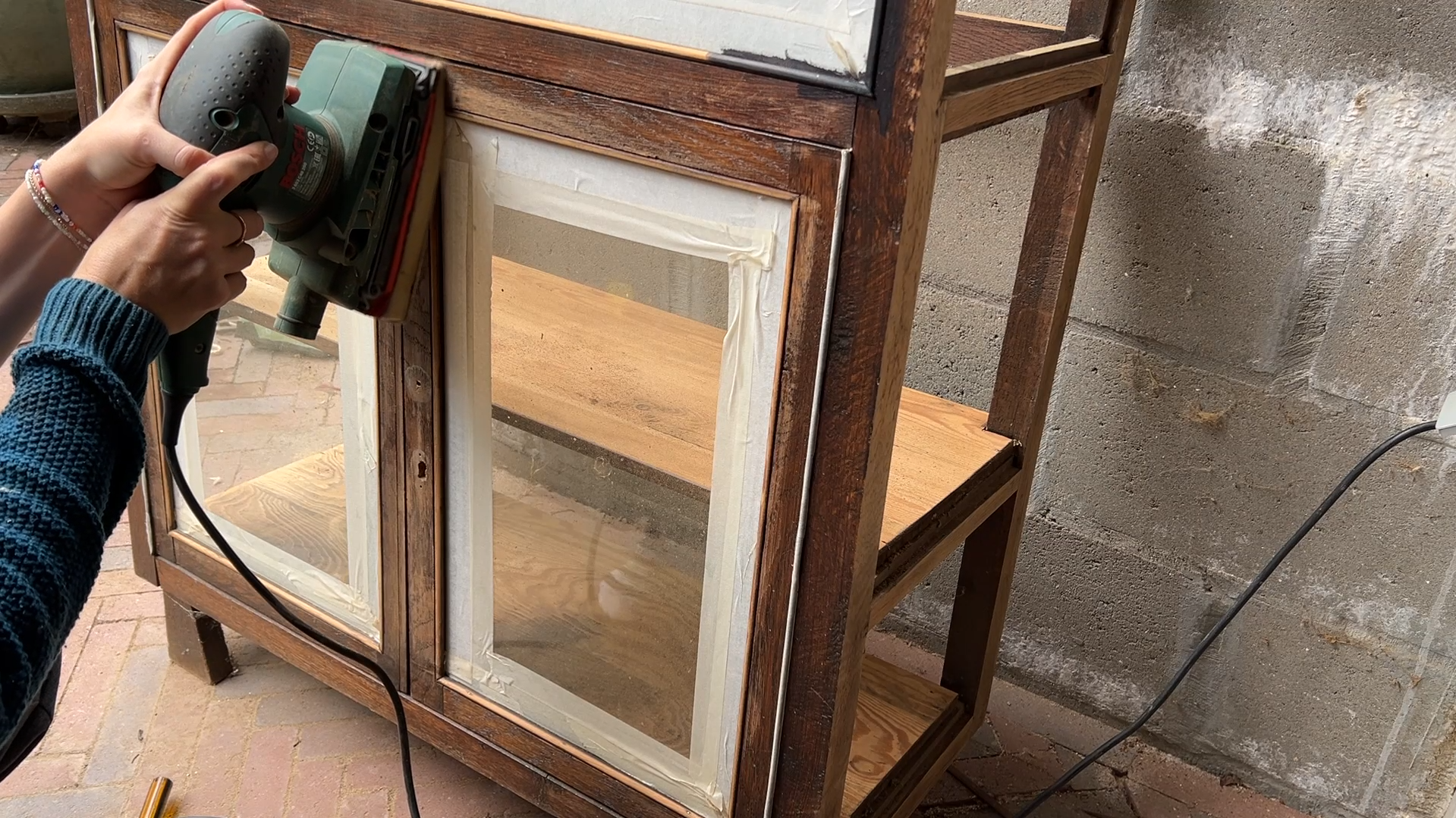 Vintage Vitrinekast Make-over Van tweedehands naar unieke vintage barkast (20)