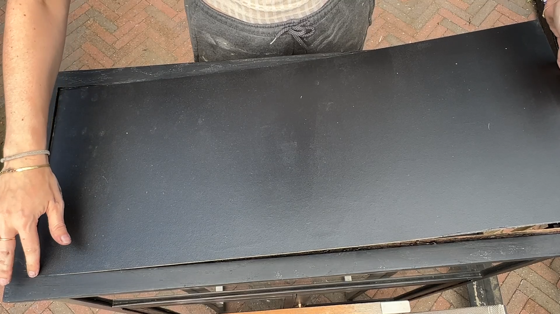 Vintage Vitrinekast Make-over Van tweedehands naar unieke vintage barkast (20)