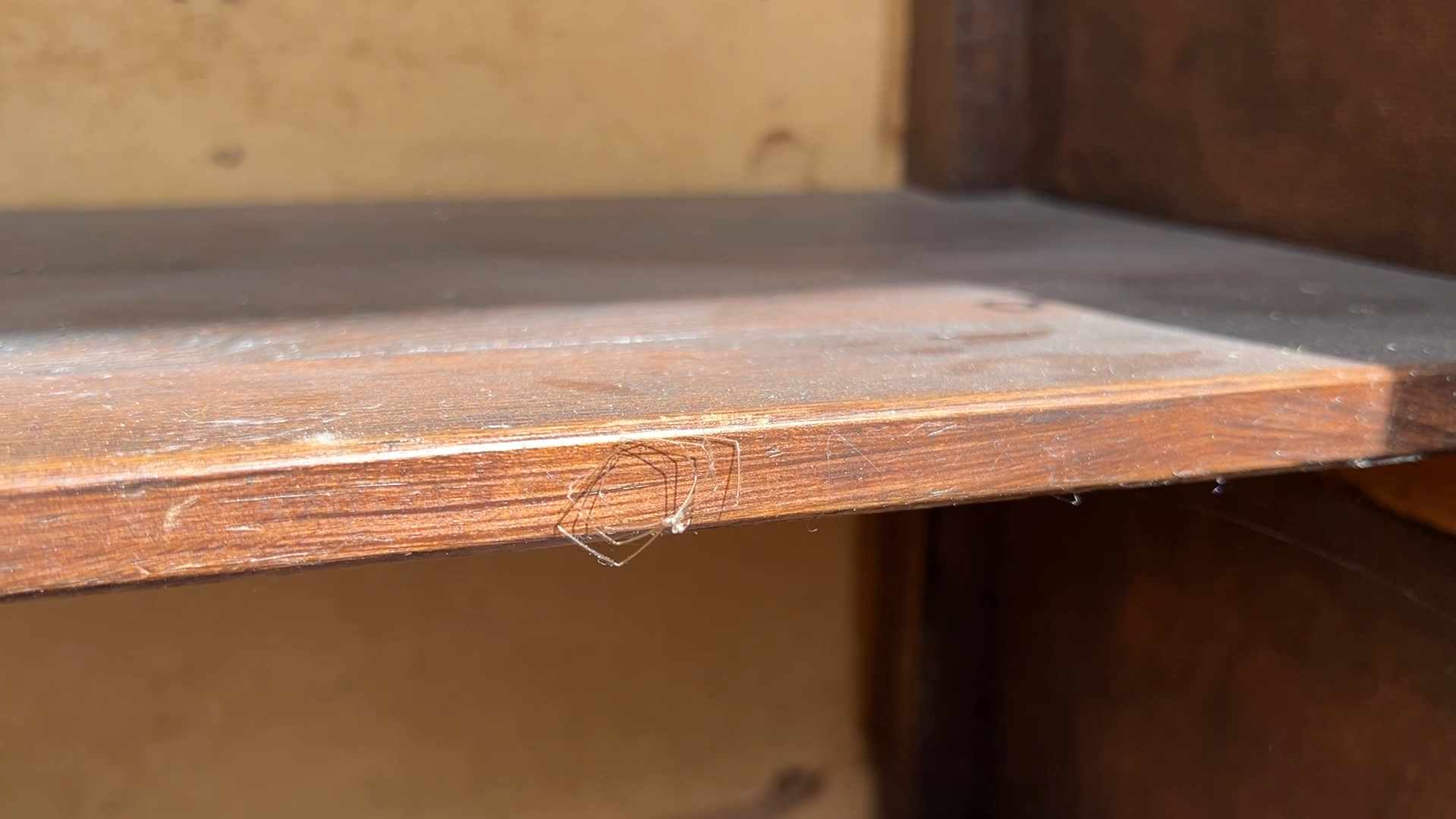 Vintage Vitrinekast Make-over Van tweedehands naar unieke vintage barkast (6)