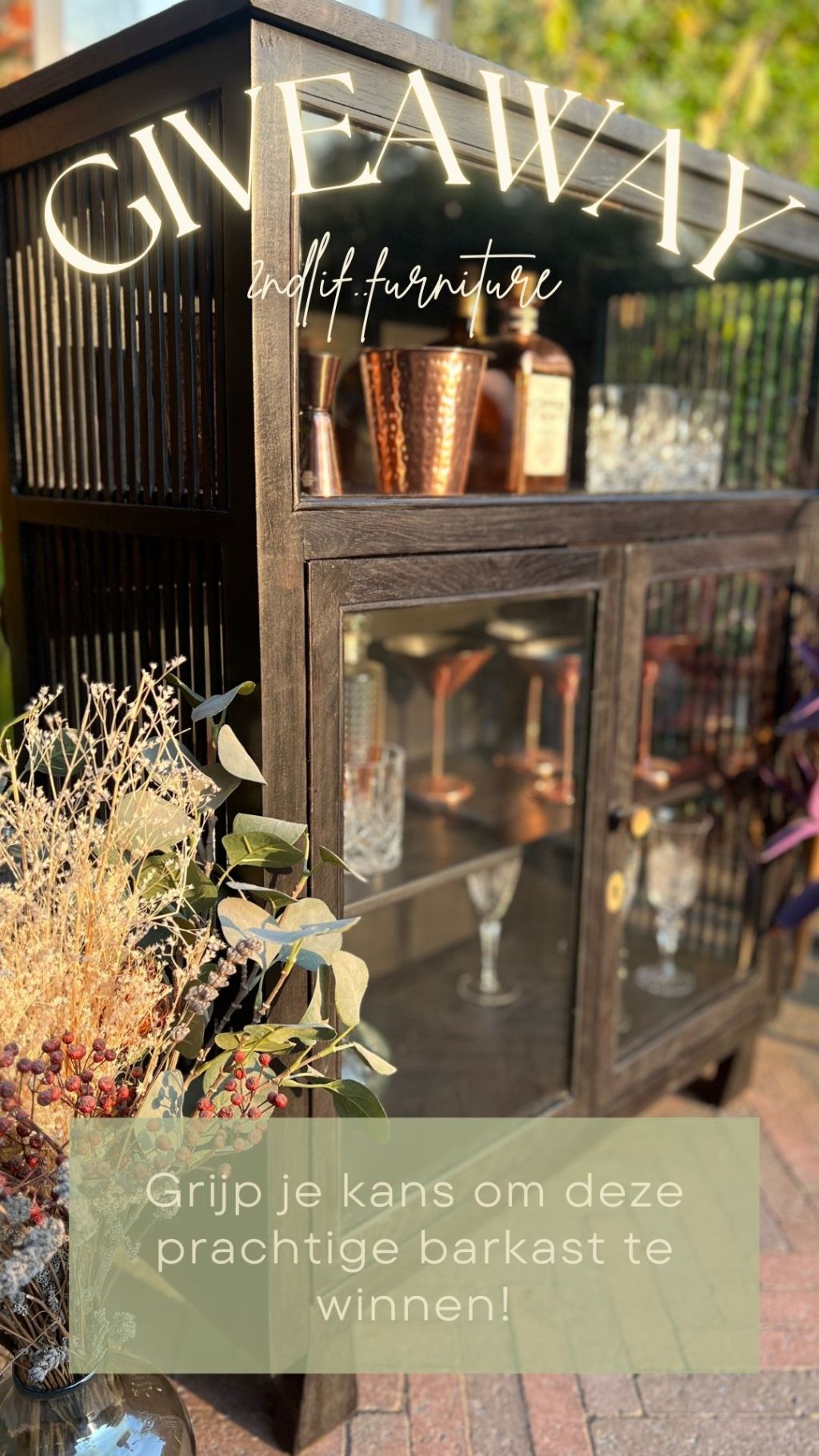 Vintage Vitrinekast Make-over Van tweedehands naar unieke vintage barkast Vintage interieur, vintage aesthetic, meubels hergebruiken, kast bar, vitrinekast, drankkast, upcyclede meubel