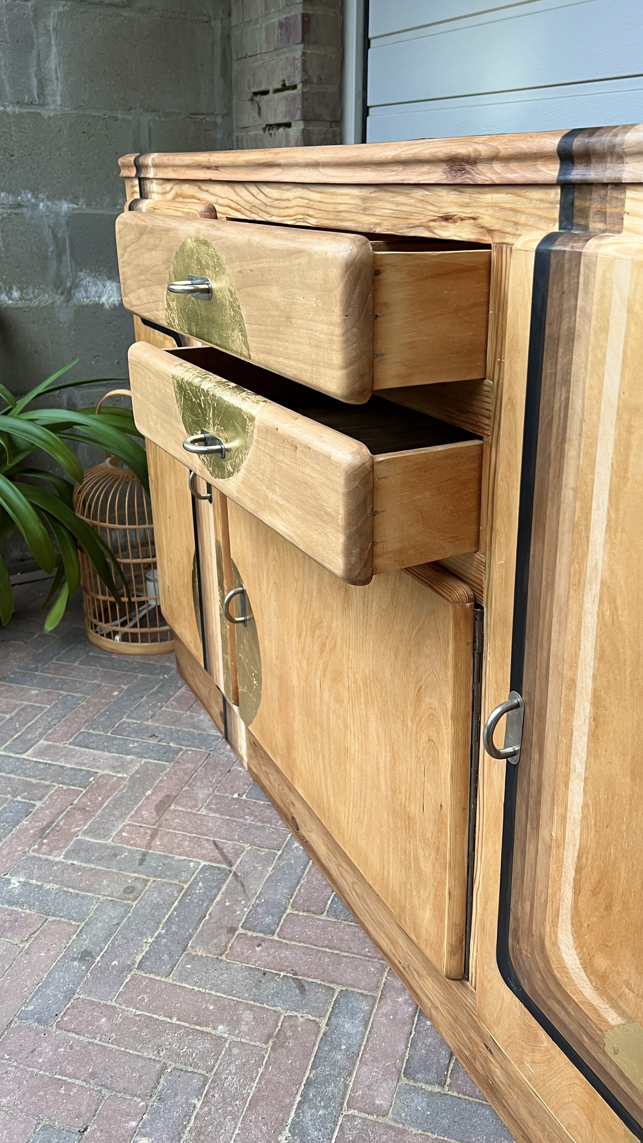 De Meeste Oude Verf die ik OOIT heb Verwijderd tijdens een Vintage Buffetkast Restauratie! – Stap voor Stap - Gids, oude verf strippen, verf schraper, buffetkast opknappen