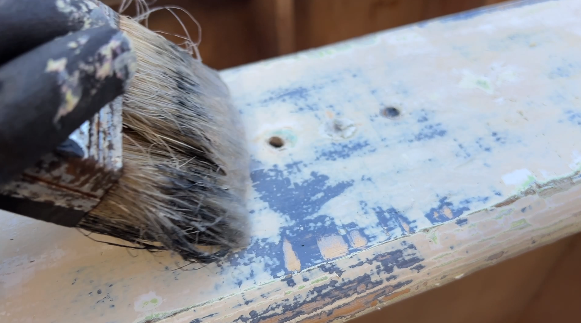 De Meeste Oude Verf die ik OOIT heb Verwijderd tijdens een Vintage Buffetkast Restauratie! – Stap voor Stap - Gids, oude verf strippen, verf schraper, buffetkast opknappen (13).png