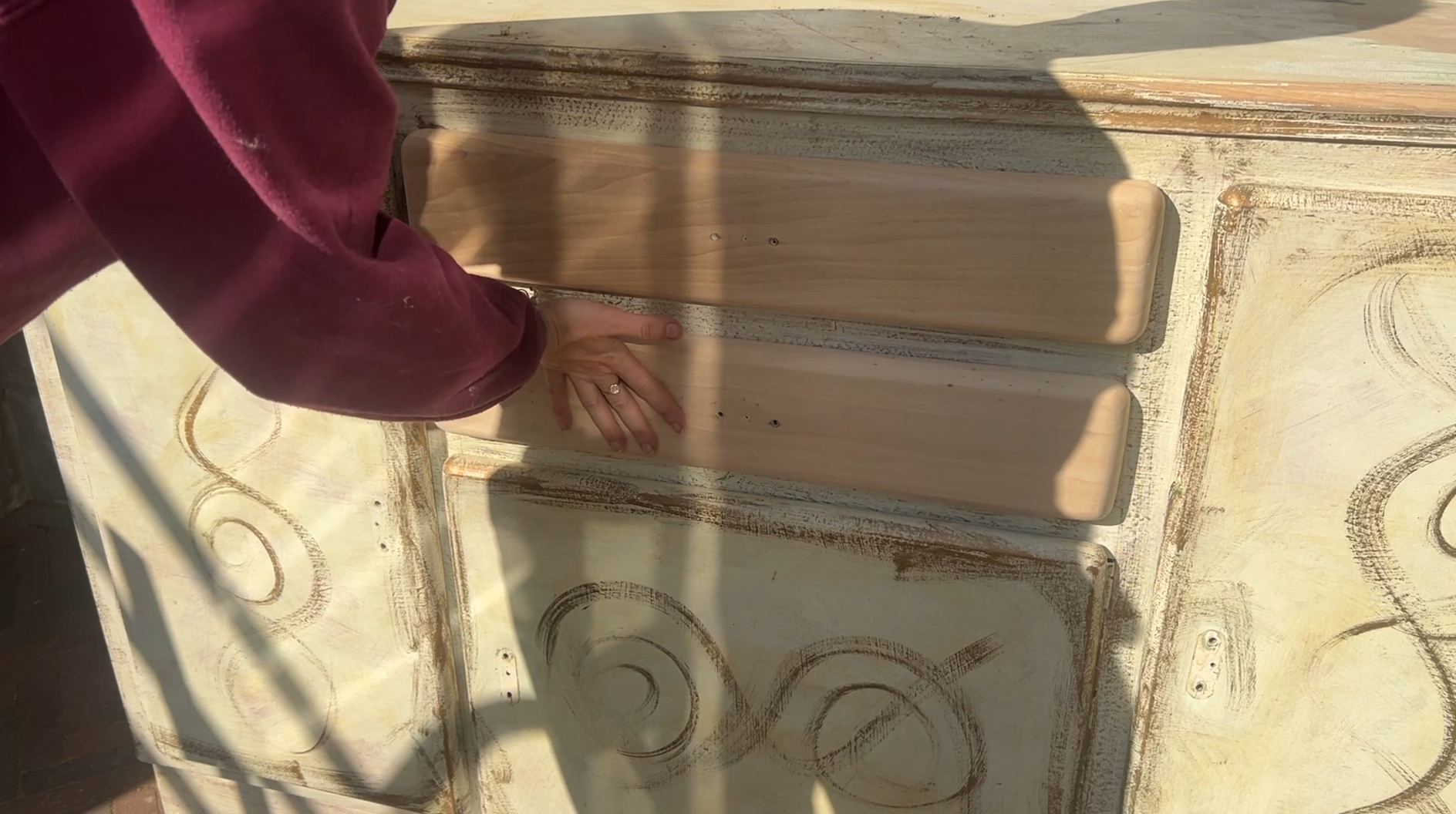 De Meeste Oude Verf die ik OOIT heb Verwijderd tijdens een Vintage Buffetkast Restauratie! – Stap voor Stap - Gids, oude verf strippen, verf schraper, buffetkast opknappen