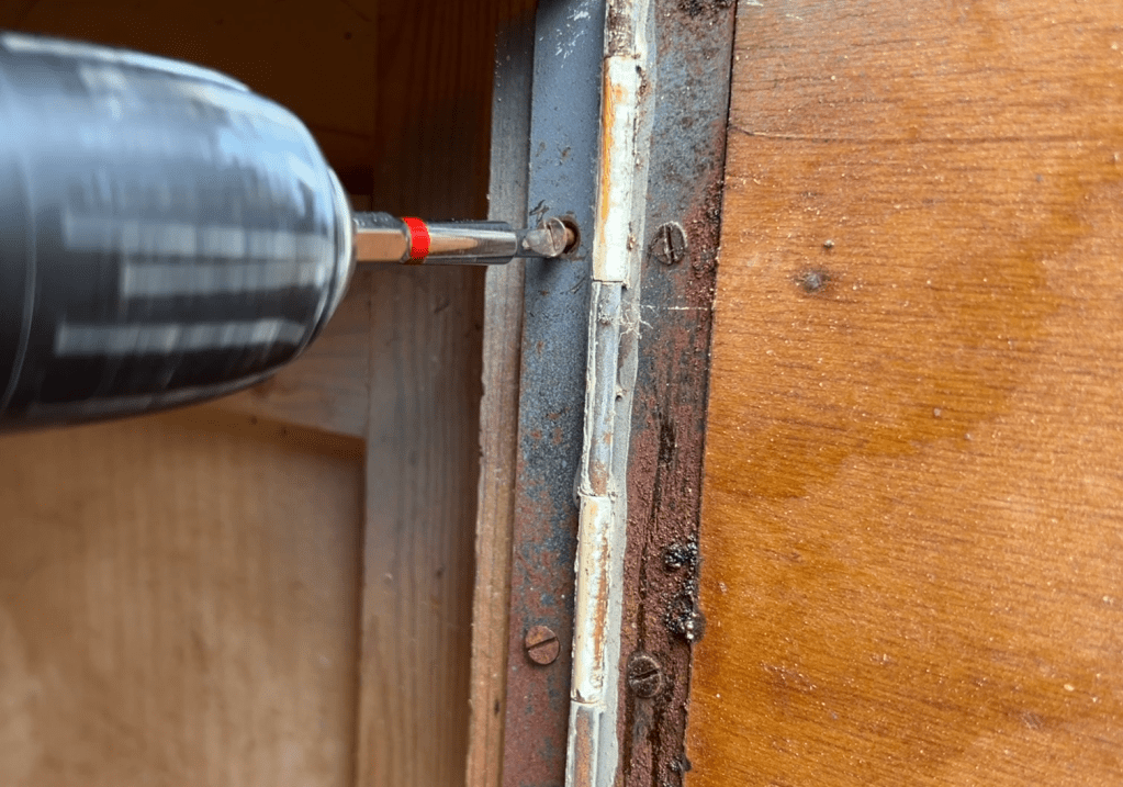 De Meeste Oude Verf die ik OOIT heb Verwijderd tijdens een Vintage Buffetkast Restauratie! – Stap voor Stap - Gids, oude verf strippen, verf schraper, buffetkast opknappen