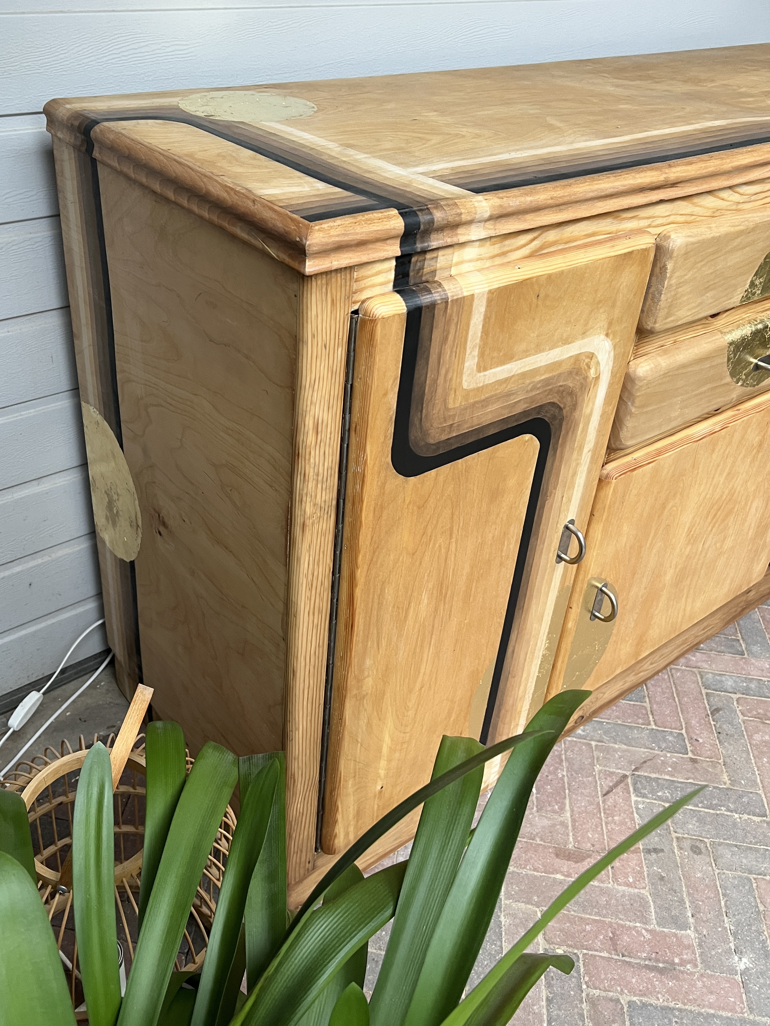 De Meeste Oude Verf die ik OOIT heb Verwijderd tijdens een Vintage Buffetkast Restauratie! – Stap voor Stap - Gids, oude verf strippen, verf schraper, buffetkast opknappen